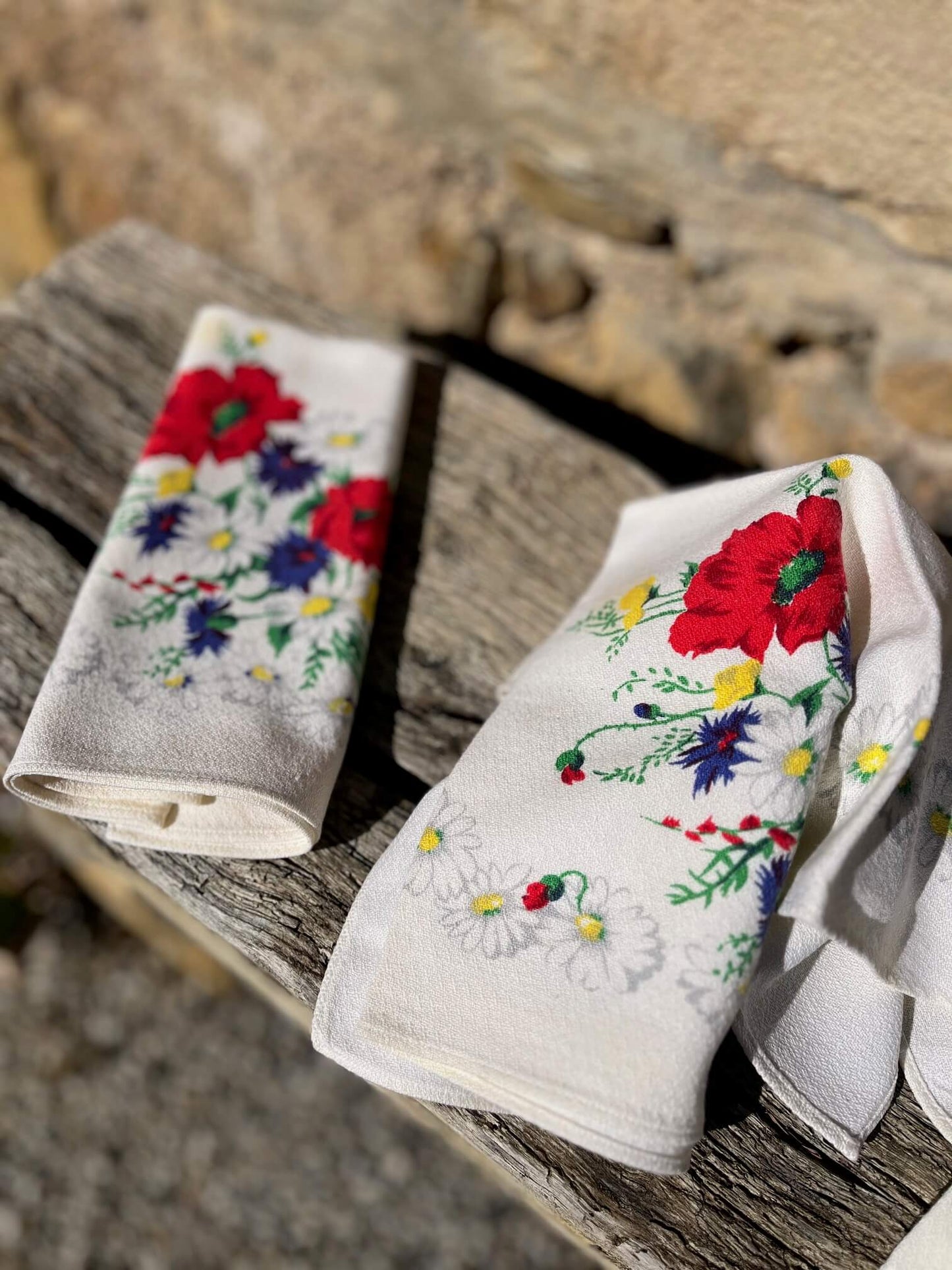 Serviettes vintage au style champêtre posées sur une vieille planche de bois