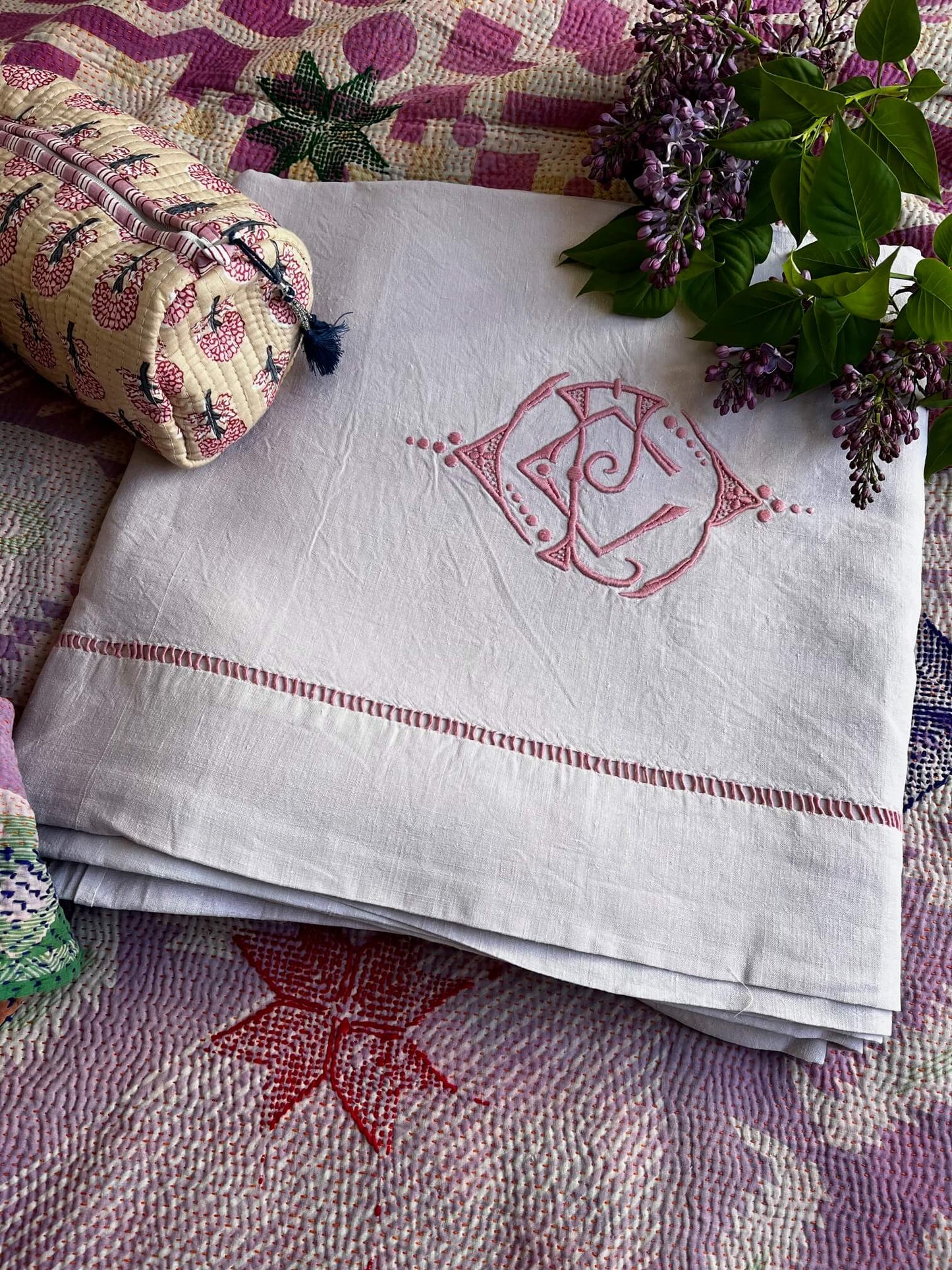 Drap ancien teint main – Vieux rose – Broderie monogramme