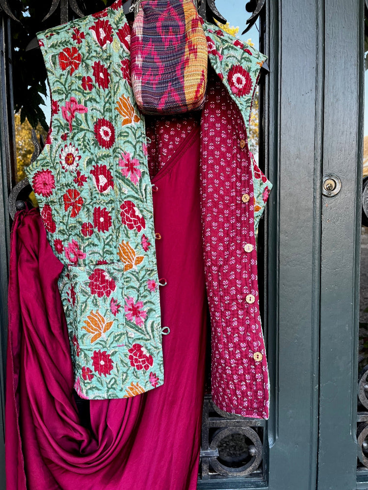 Gilet kantha sans manches porté sur une robe bohème, mode éthique chic