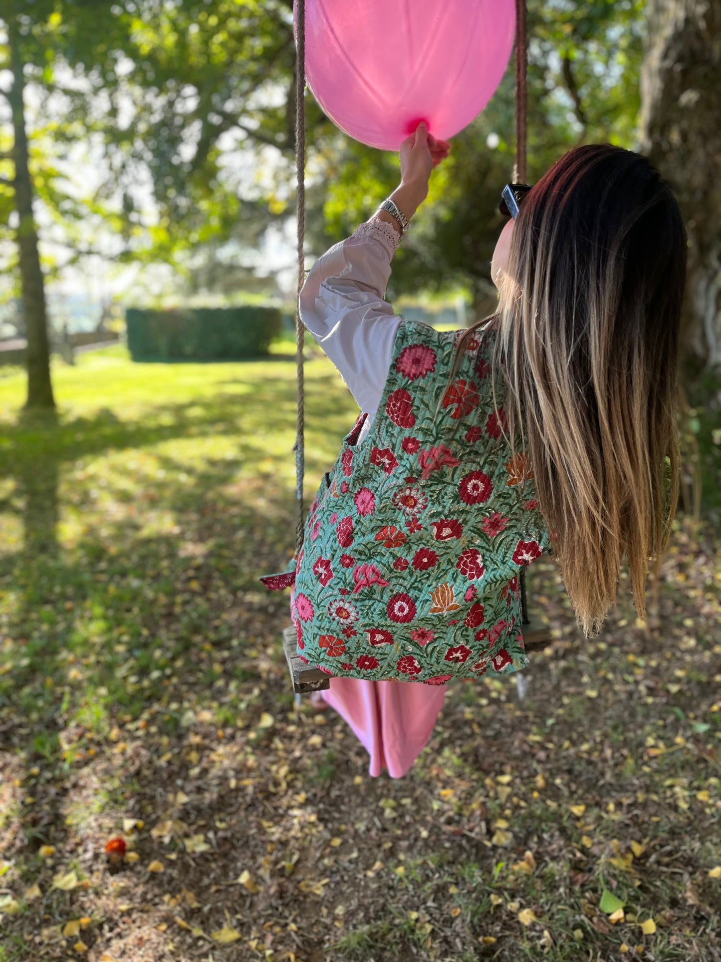 Gilet kantha sans manches porté sur une robe bohème, mode éthique chic