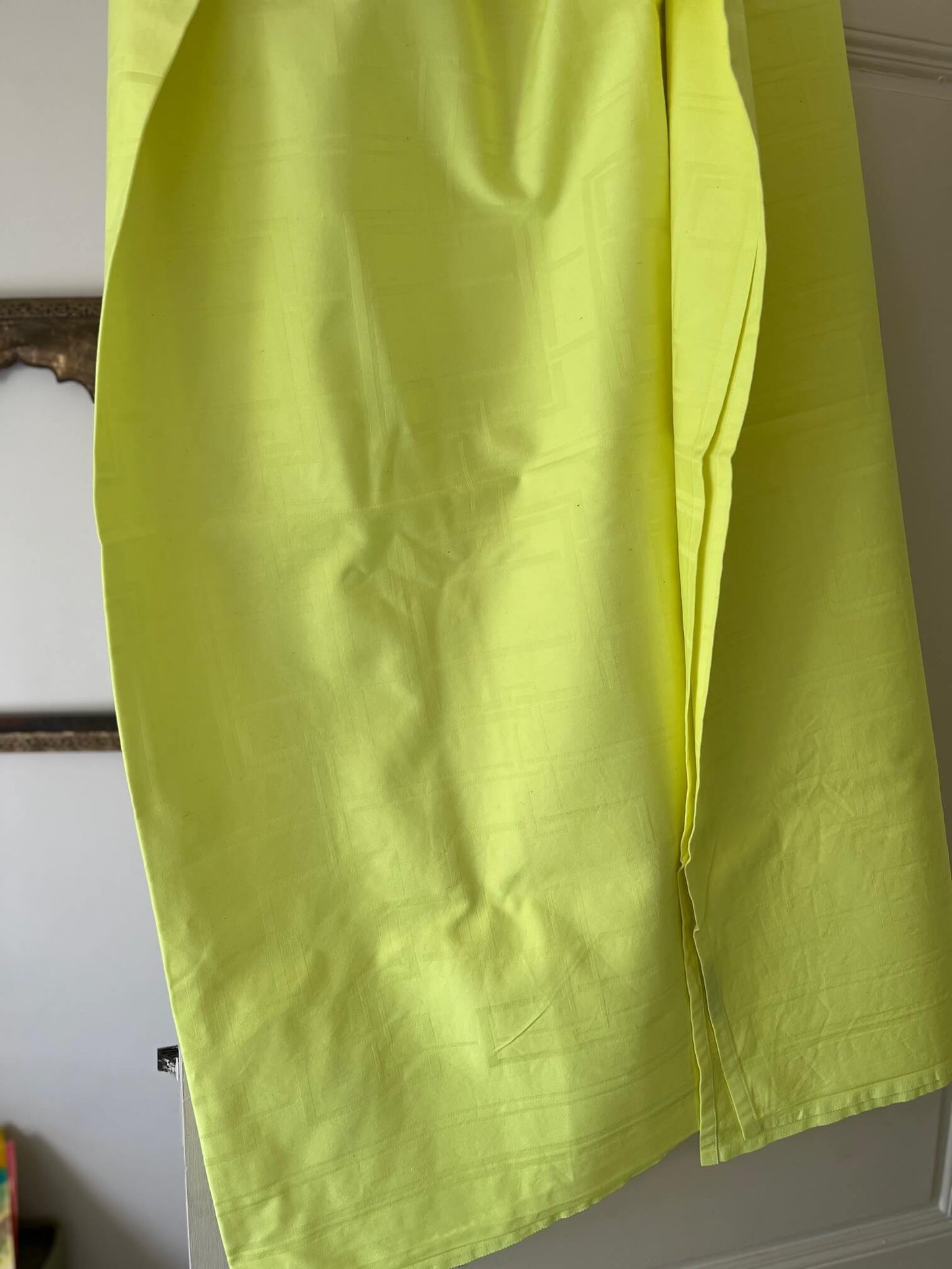 Nappe en coton teinte à la main jaune vitaminé pour décoration de table