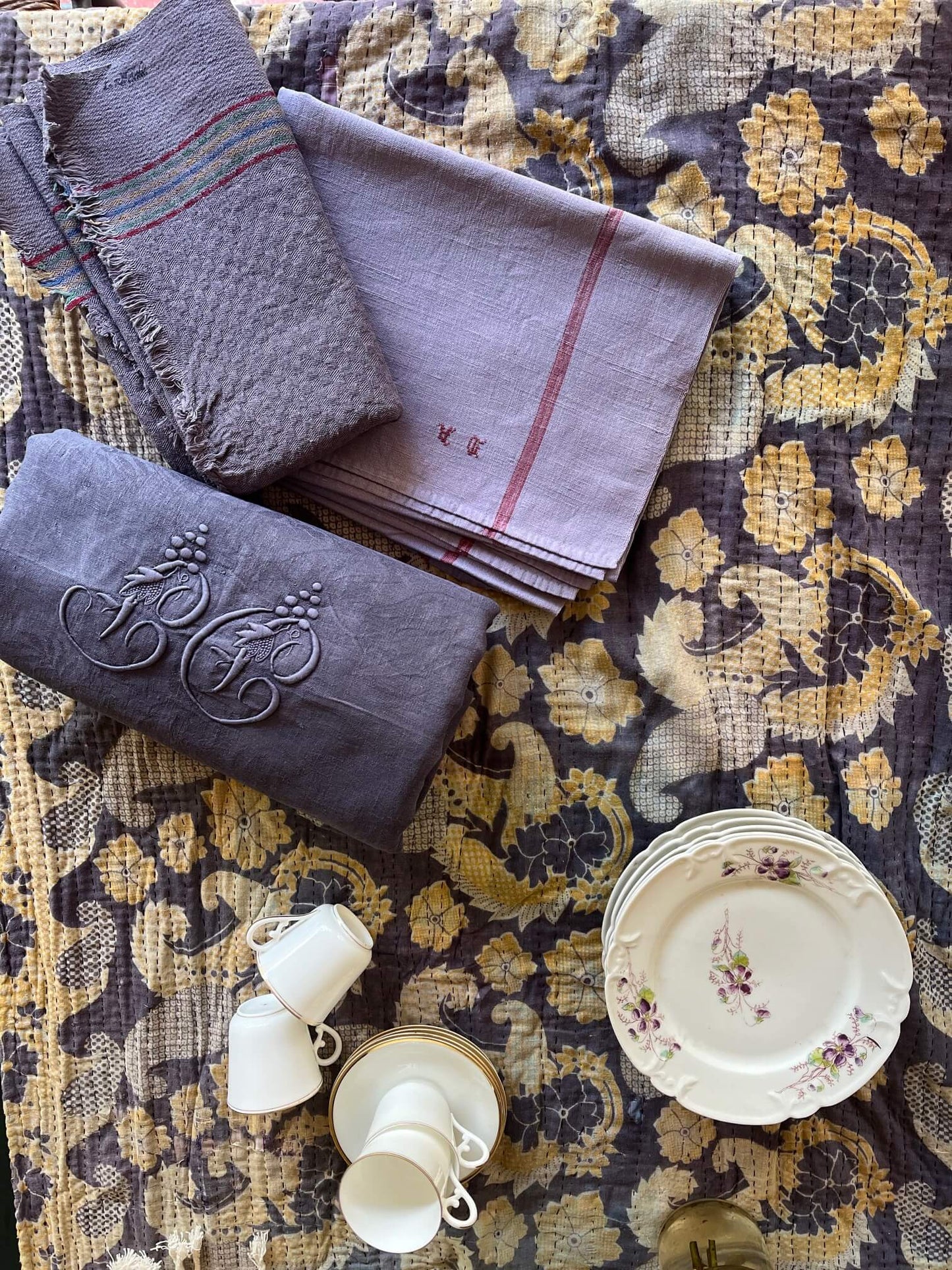 Couvre-lit Kantha en coton utilisé en nappe, déco bohème chic