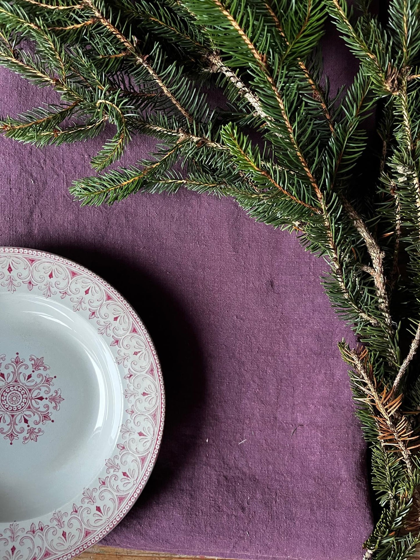 Nappe lie de vin en chanvre ancien décorée pour table de Noël ou repas festif