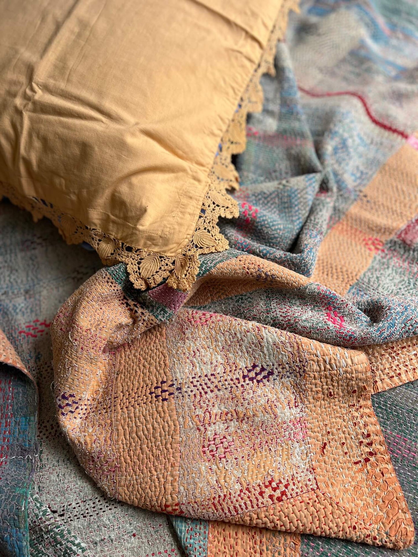 Textile décoratif indien fait main – couverture Kantha grise 150x230