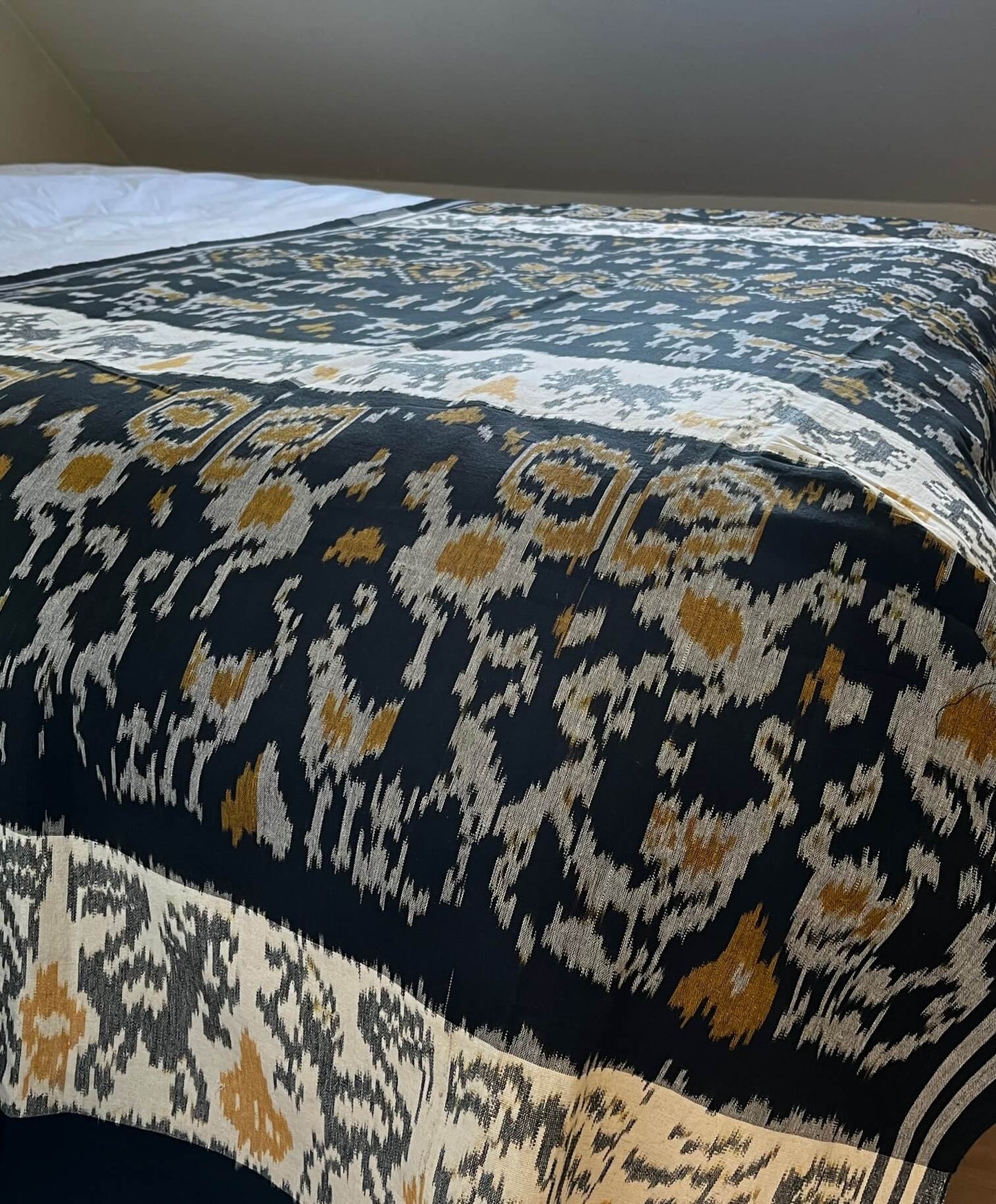 Plaid Ikat traditionnel en coton, idéal pour décoration de chambre ou salon
