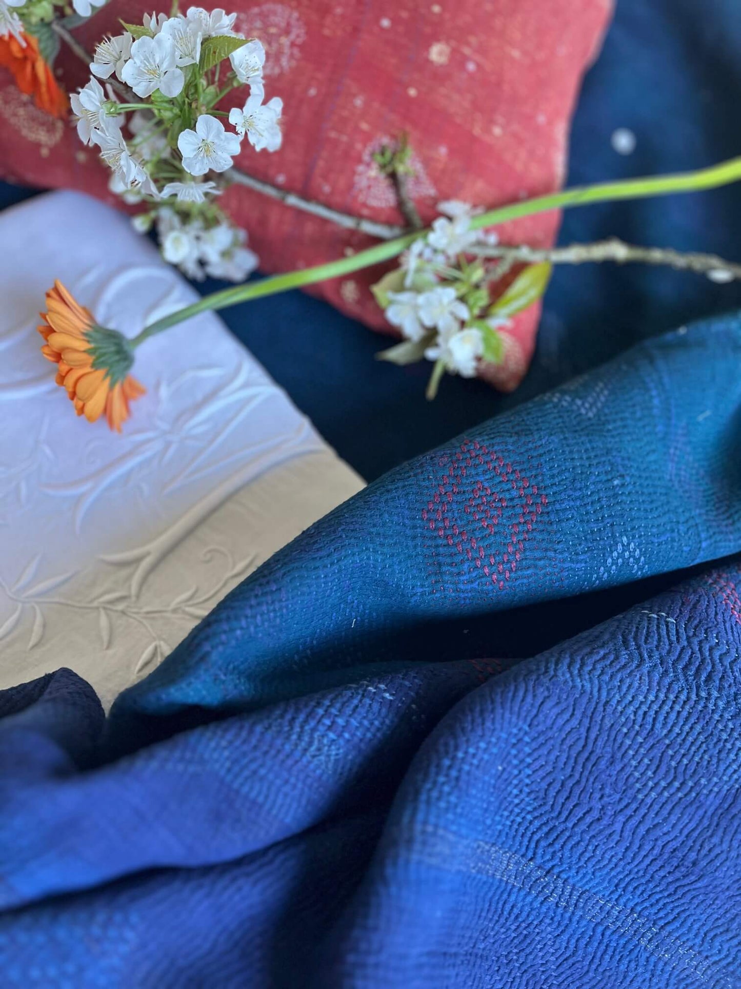 Jeté de lit kantha en coton fait main, pièce unique aux tons indigo et verts