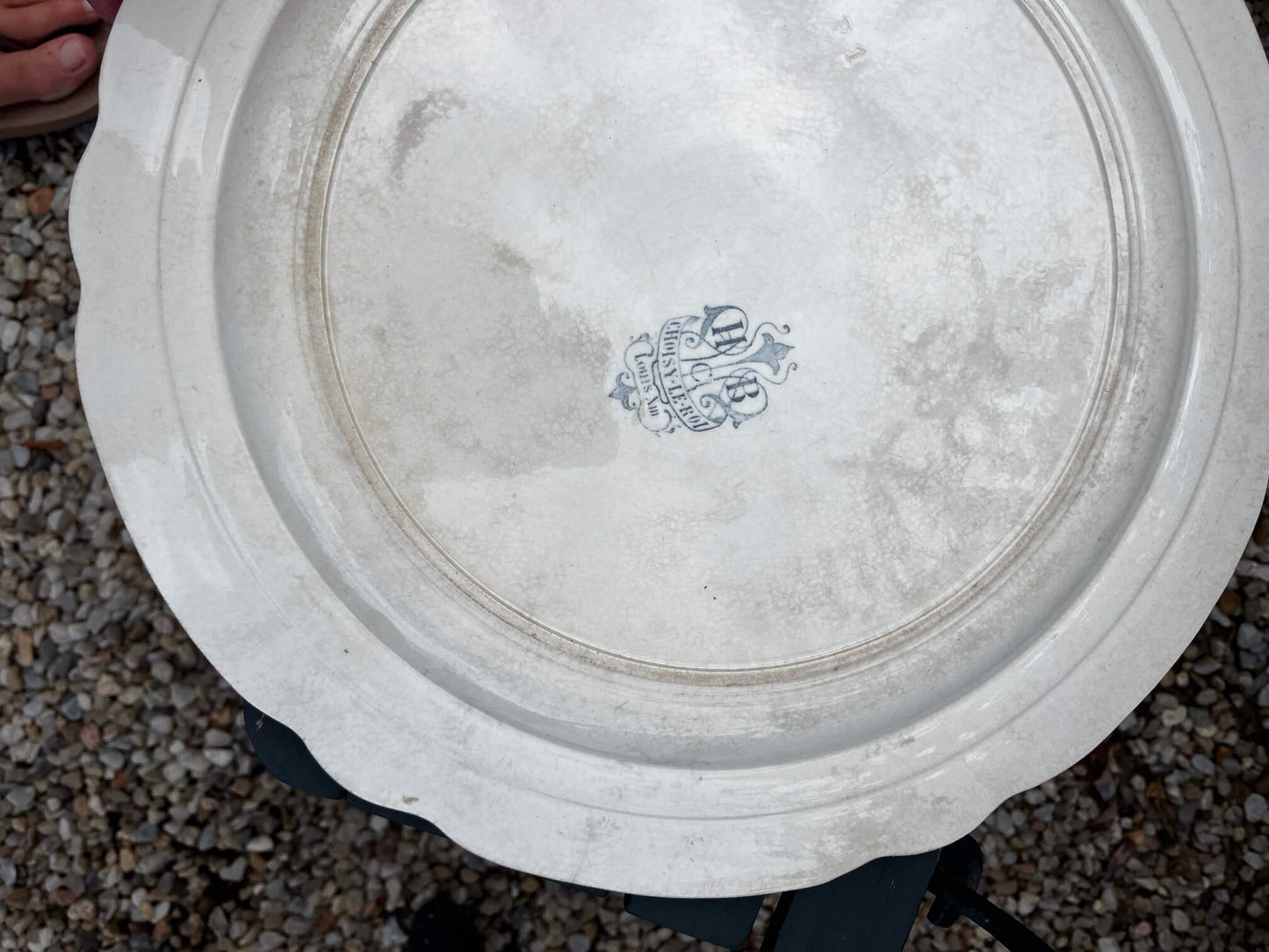 Détail du motif décoratif sur plat Choisy le Roi Louis XIII