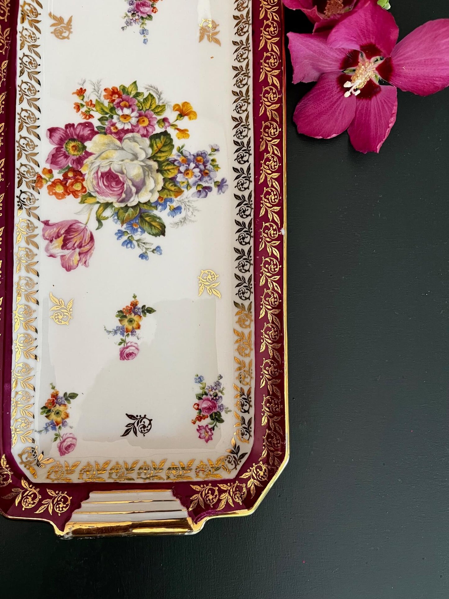 Plat à cake porcelaine avec gâteau servi, vaisselle vintage française pour desserts