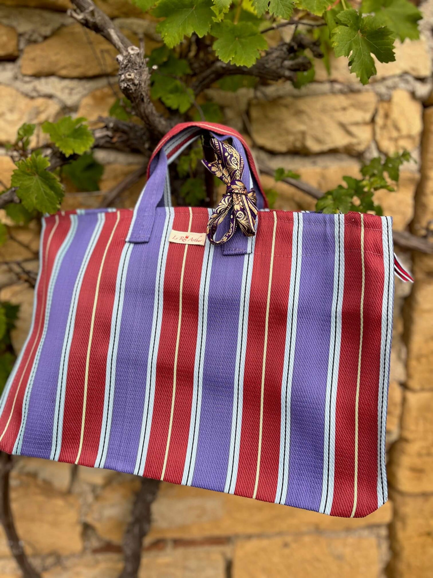 Sac cabas éco-responsable coloré Charlotte – porté à l’épaule en été