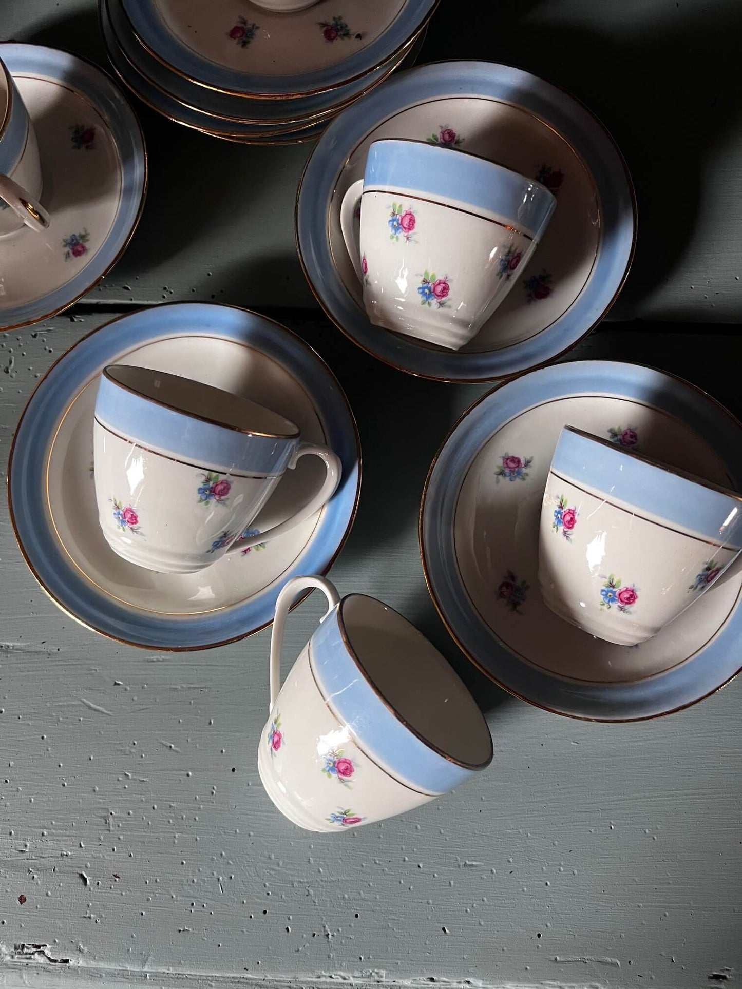 Tasses à café anciennes en porcelaine avec motifs floraux et filet doré