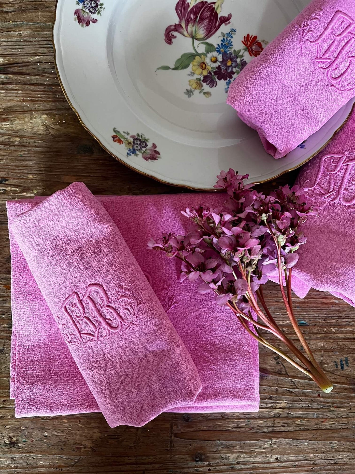 Serviette vintage brodée monogramme en rose tagada