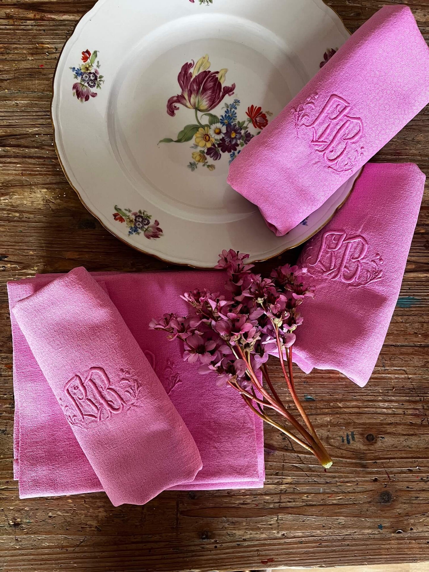 Serviette ancienne teinte à la main en rose bonbon avec monogramme brodé