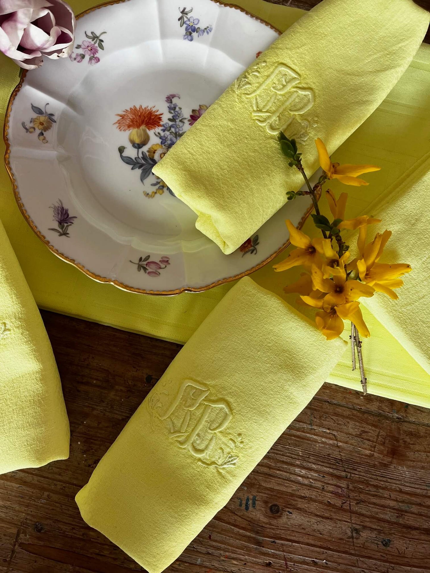 Serviettes anciennes brodées monogramme RB jaune vitaminé