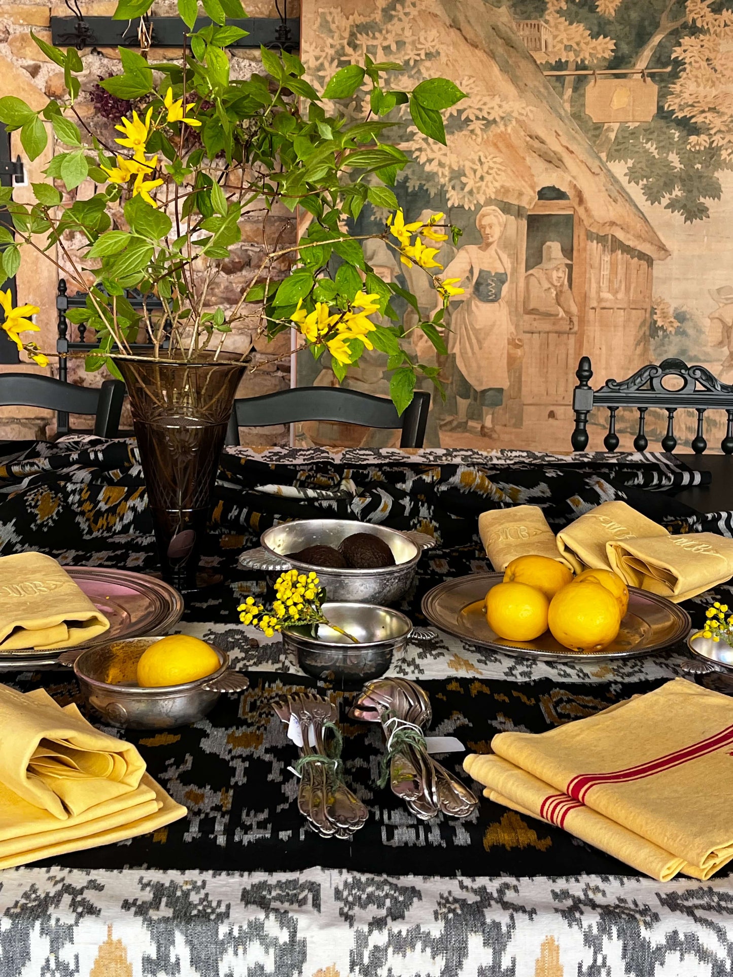 Serviettes anciennes en coton damassé teintées en jaune – linge de table vintage