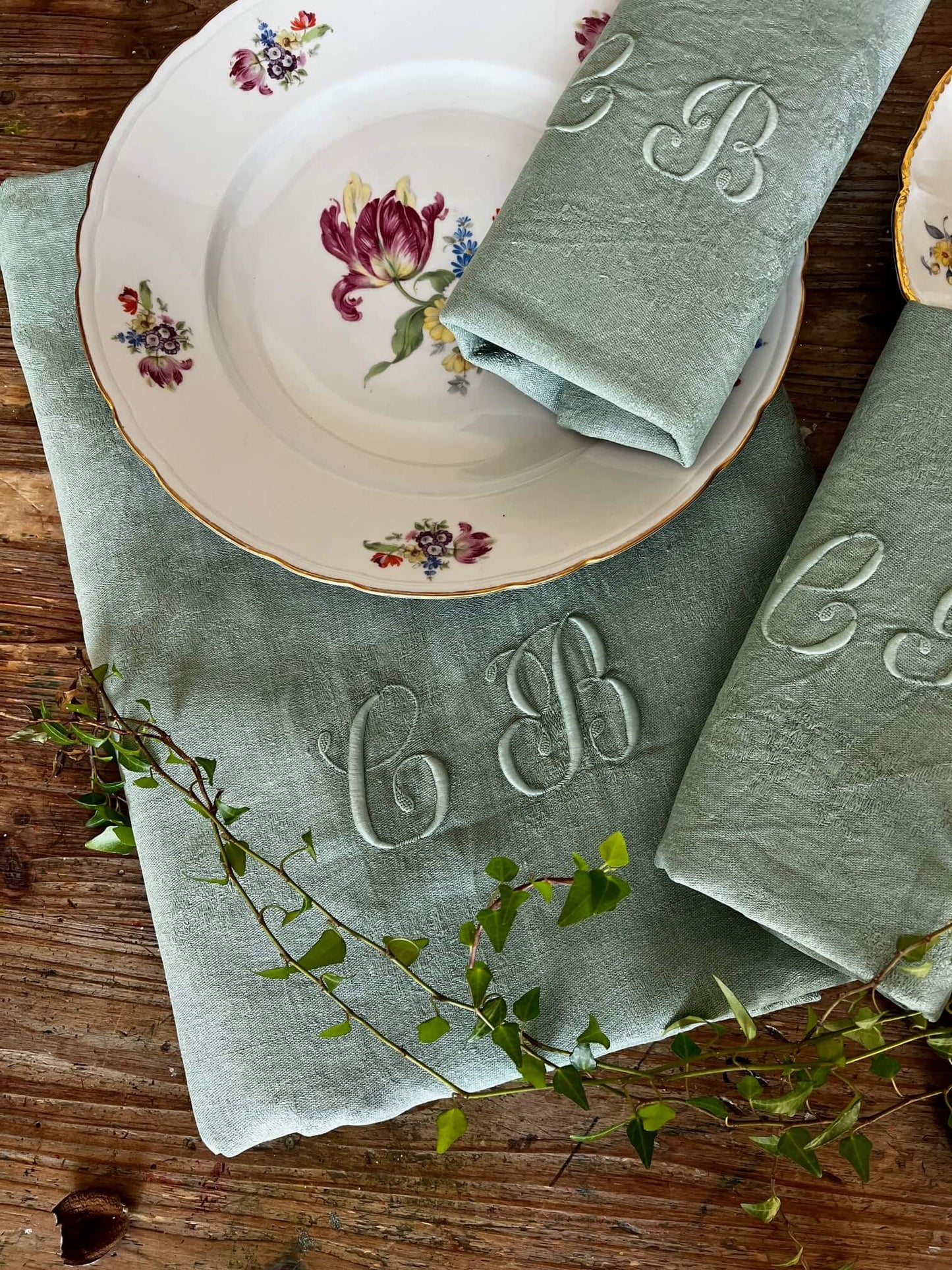Nappe ancienne vert céladon avec serviettes brodées monogramme CB, linge de table unique