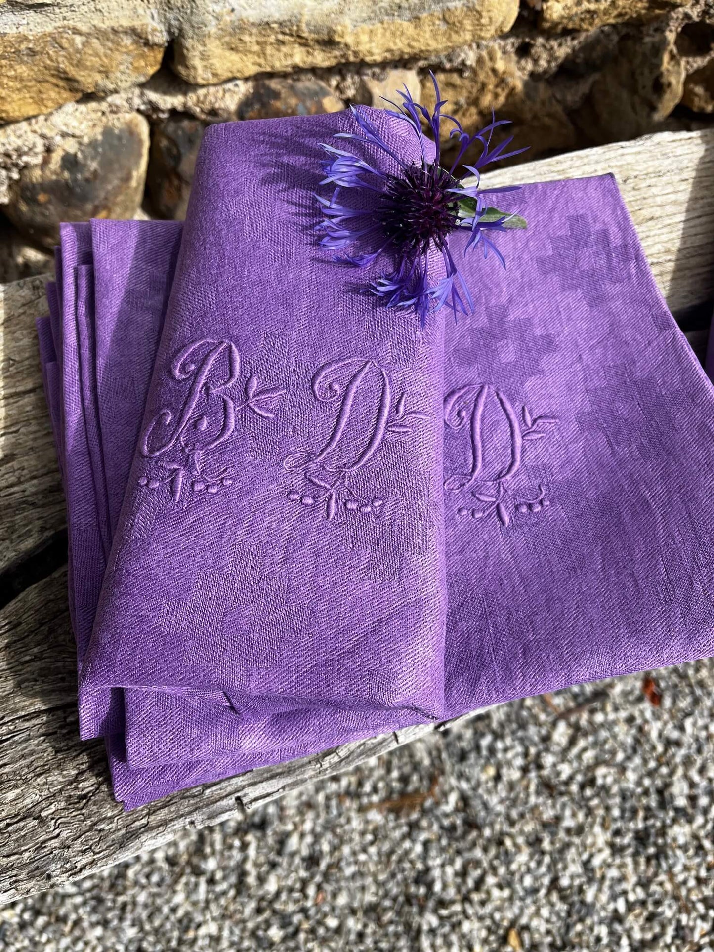 Set de serviettes anciennes lilas en coton et lin damassé, pliées avec élégance