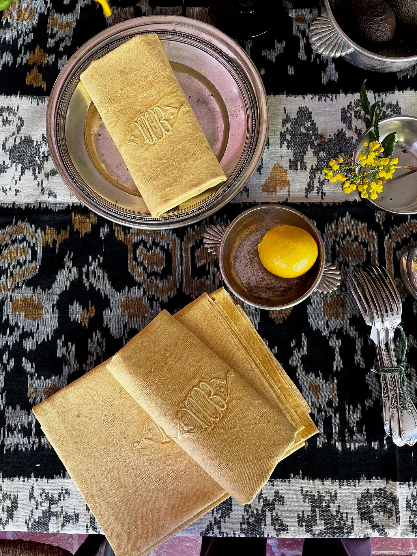 Serviettes en coton damassé avec monogramme MB – linge ancien pour table élégante