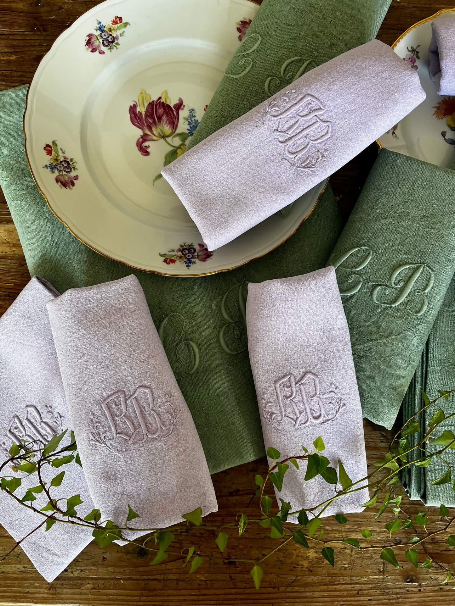 Set de serviettes anciennes brodées CB et nappe teintée en vert céladon, linge de table vintage