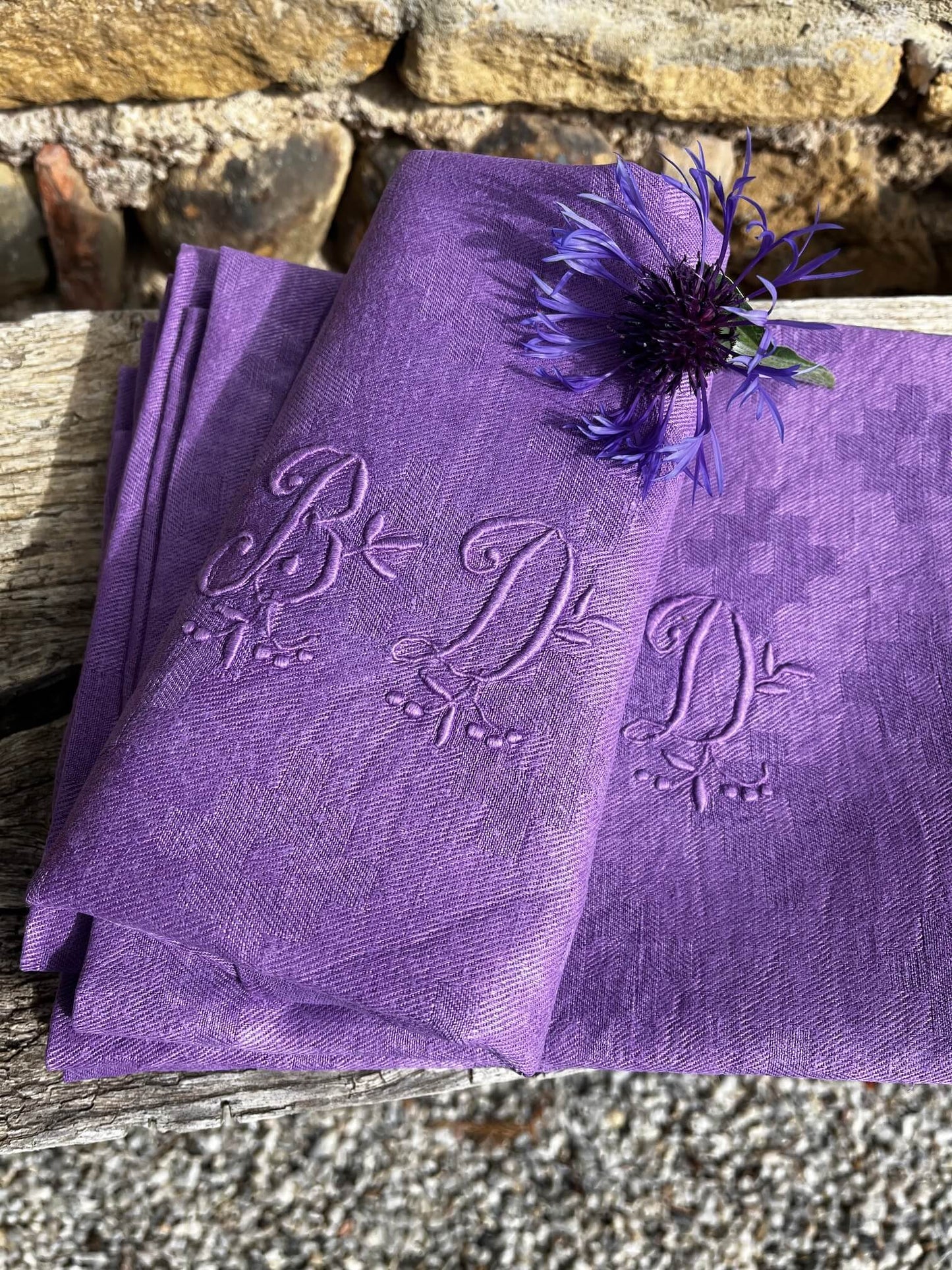 Pliage décoratif de serviettes lilas anciennes, pour art de la table raffiné et déjeuner au jardin