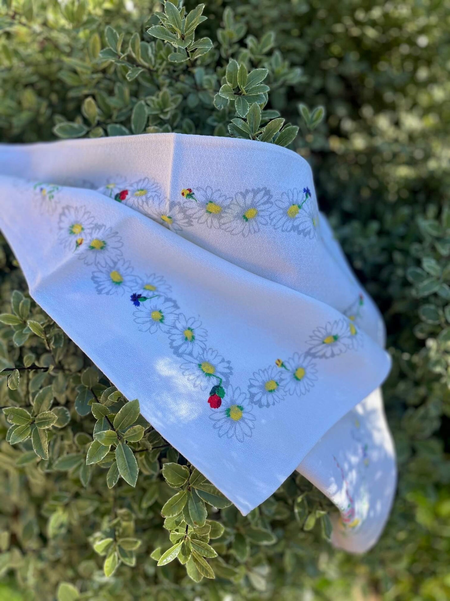 Linge de table ancien à fleurs colorées pour décoration estivale ou repas de fête
