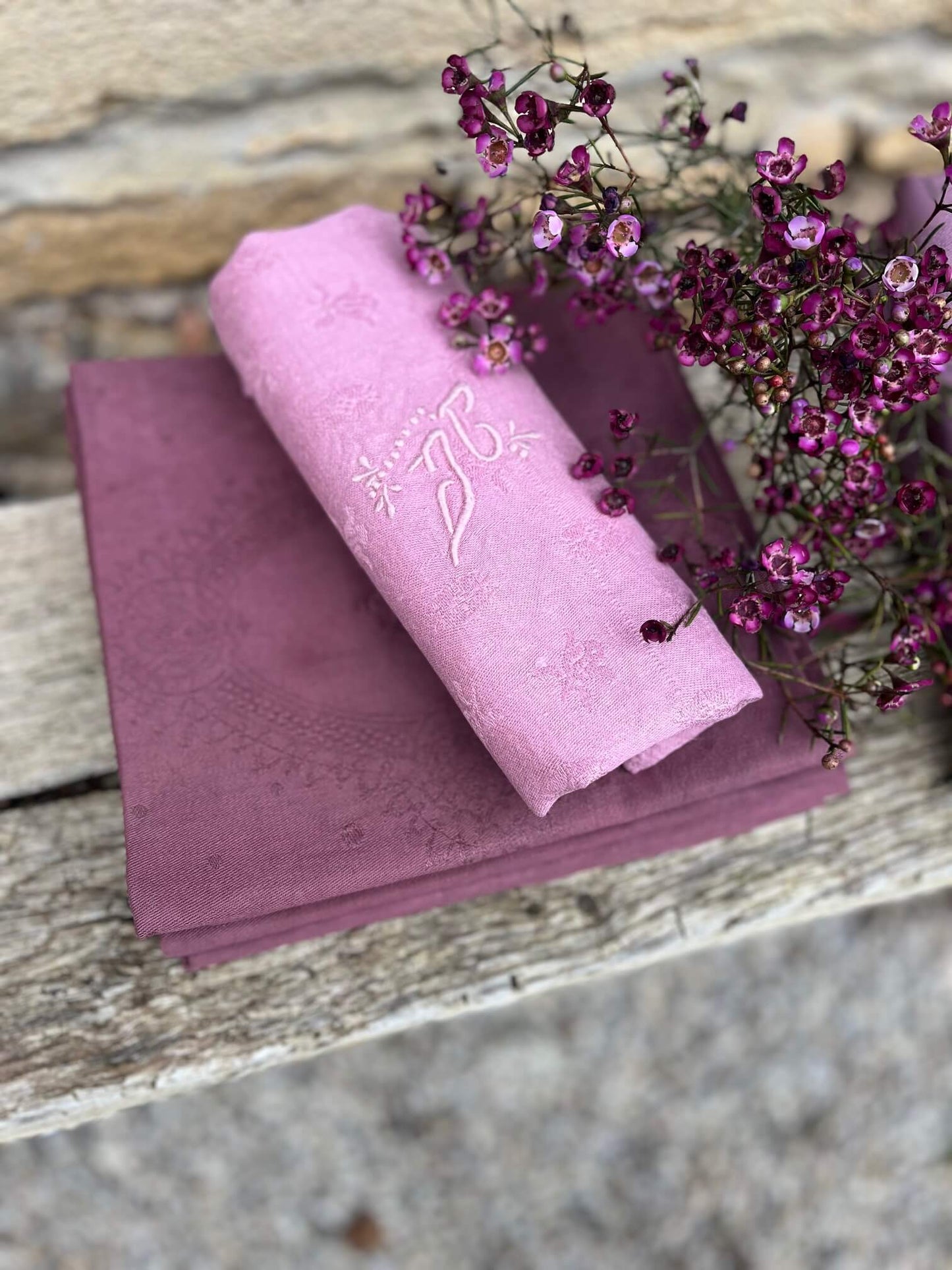 serviettes brodées en tissu rose