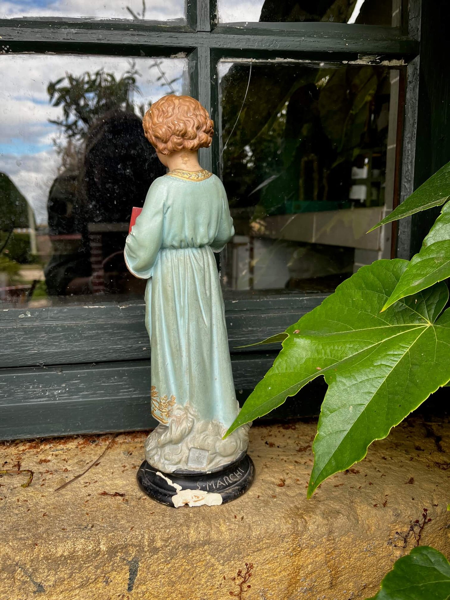 Enfant Jésus en plâtre dans une ambiance spirituelle, objet sacré décoratif