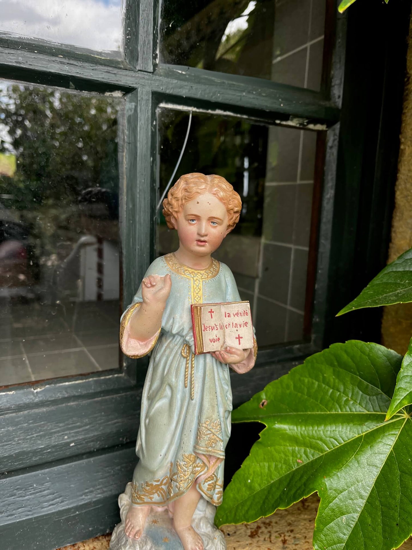 Statue catholique en plâtre vue de dos, traces du temps visibles, déco dans son jus