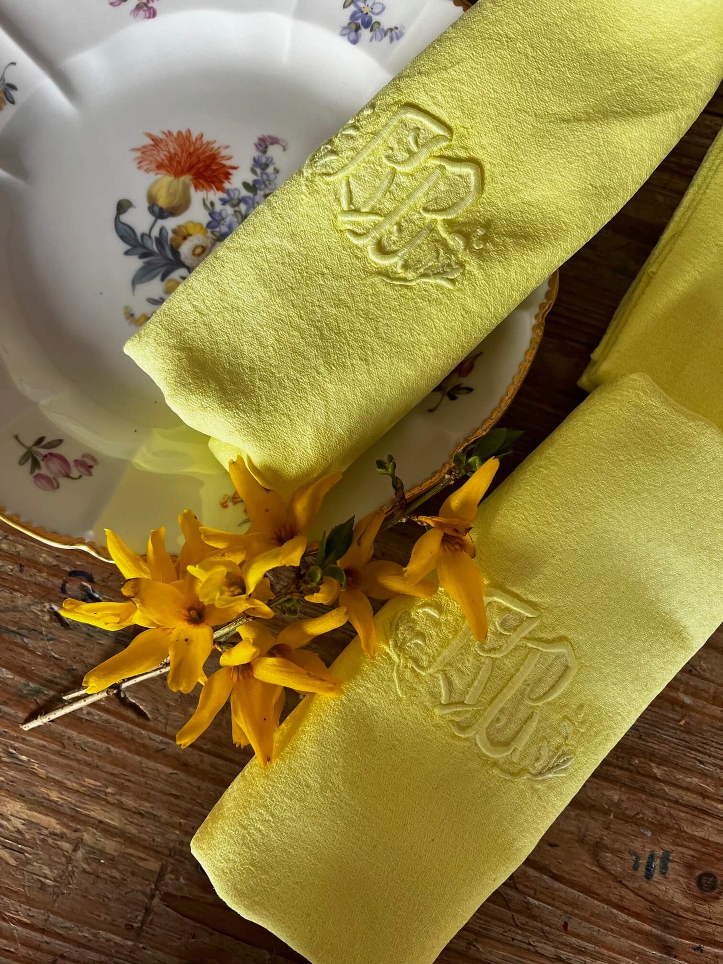 Serviettes anciennes brodées monogramme jaune vitaminé