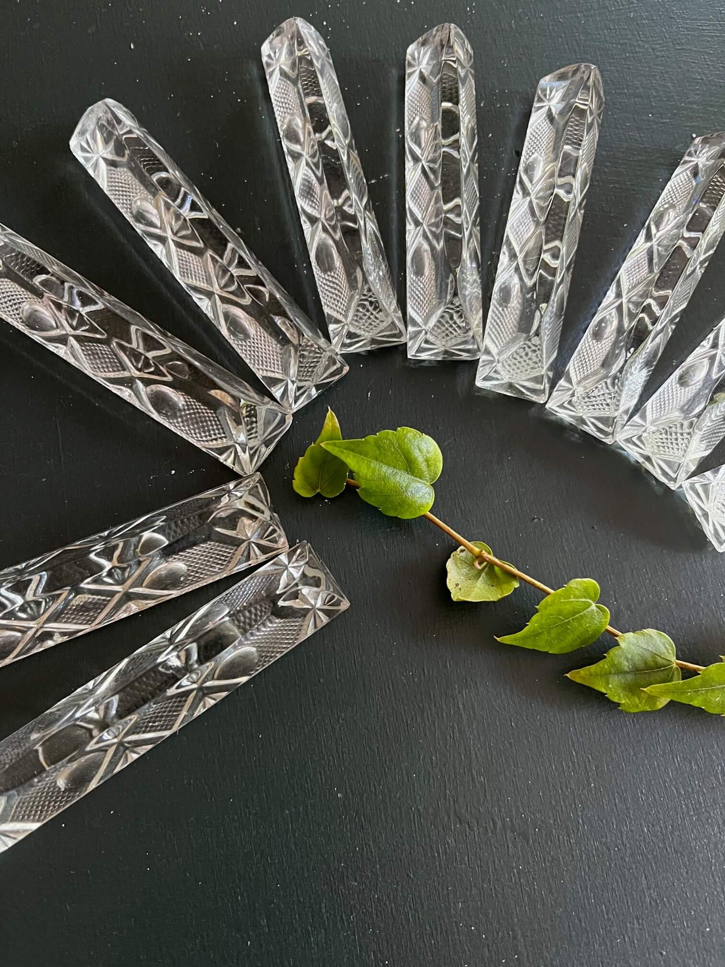 Table de fête avec portes-couteaux en verre, réception élégante art de vivre français