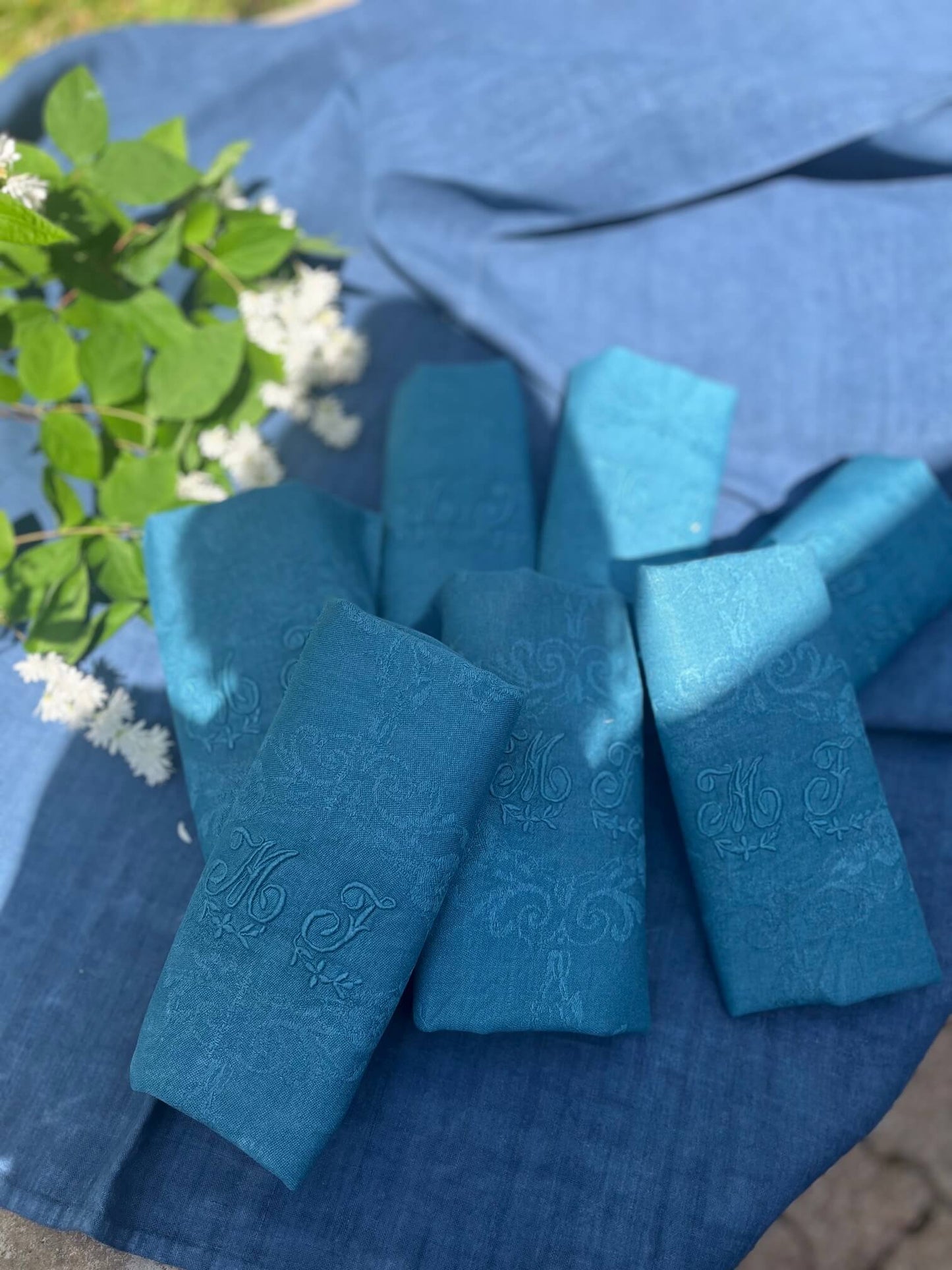 Table dressée avec serviettes anciennes bleu canard en linge ancien français