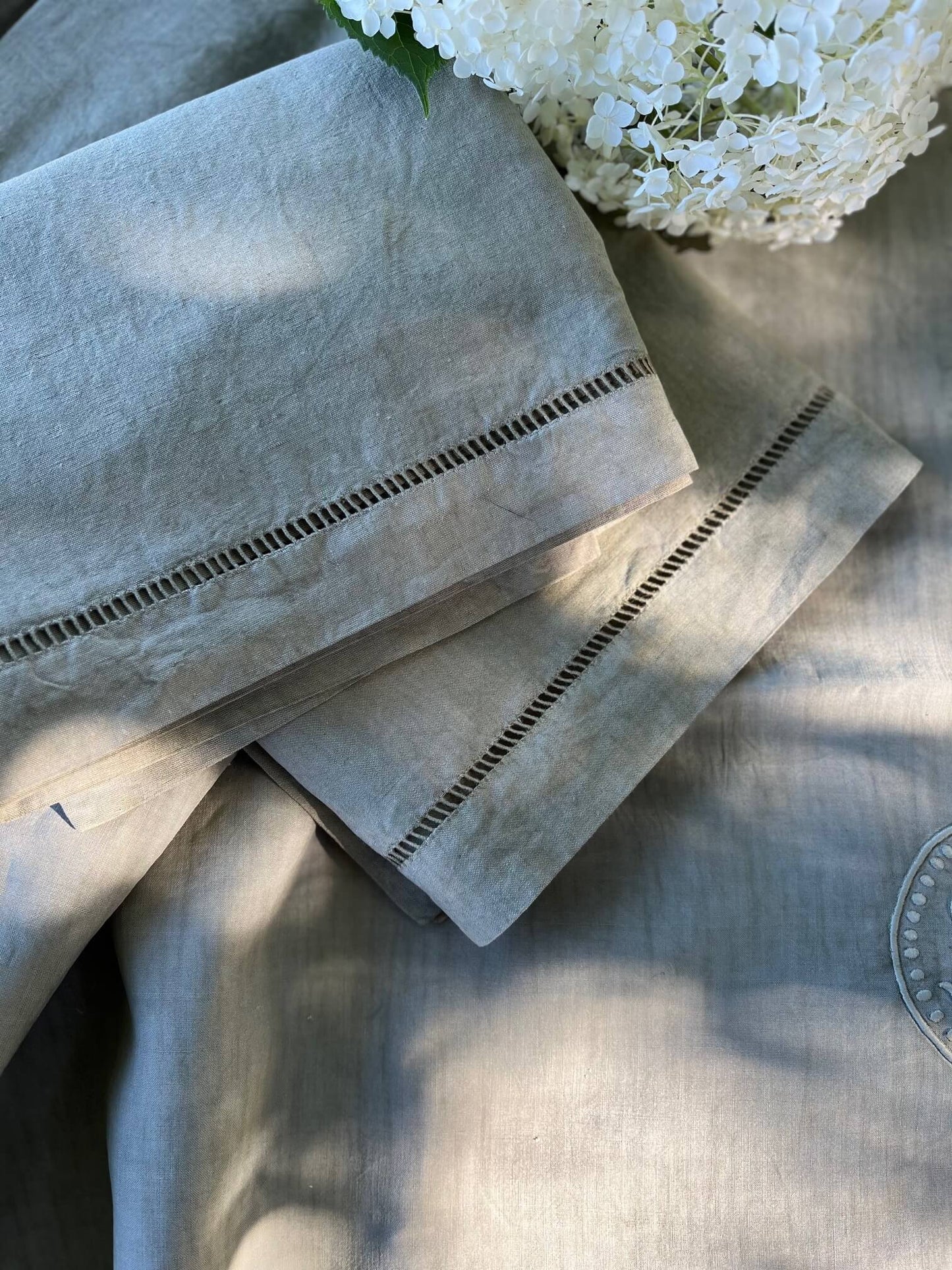 Taies d'oreiller anciennes en lin brodées, assorties au drap teint artisanalement