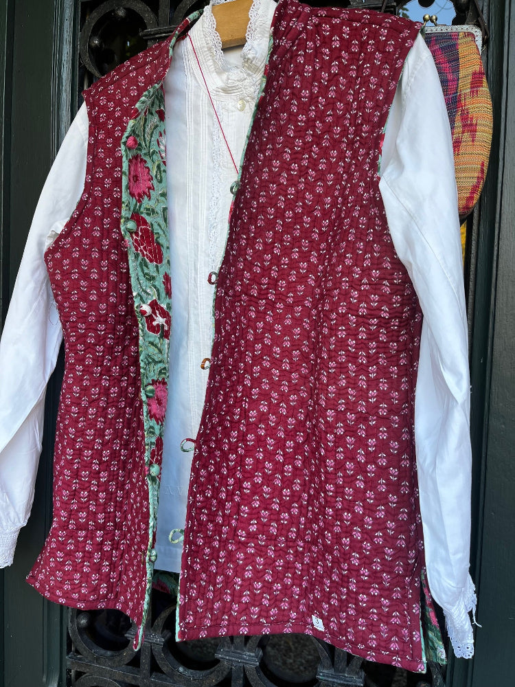 Détail du dos d’un gilet kantha, motifs traditionnels brodés à la main