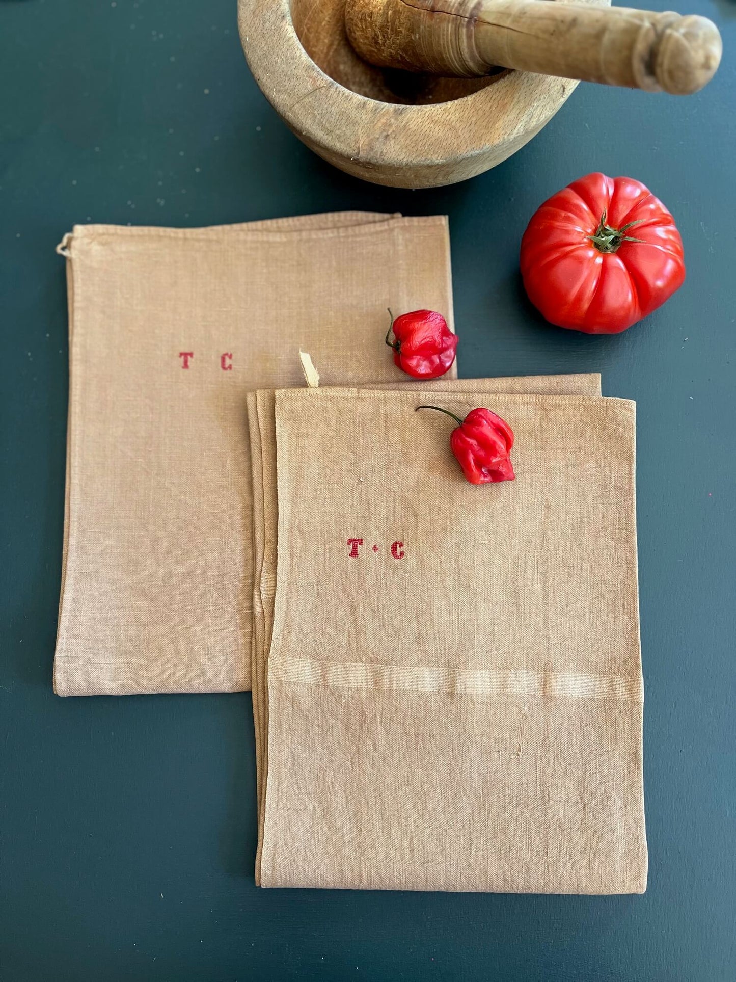 Torchon ancien en lin teint avec monogramme TC – vue de face