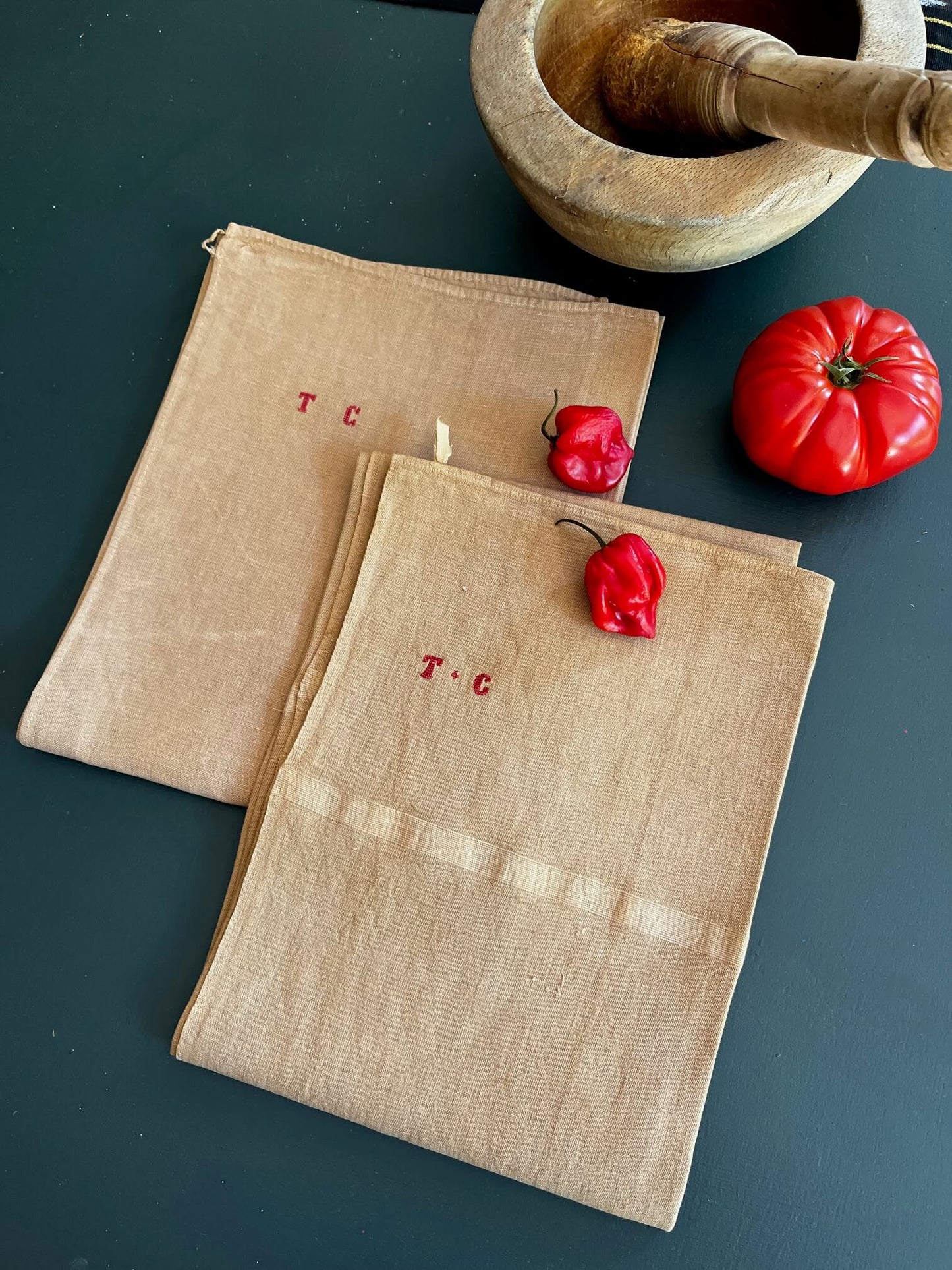 Torchon vintage en lin teint plié – monogramme TC visible