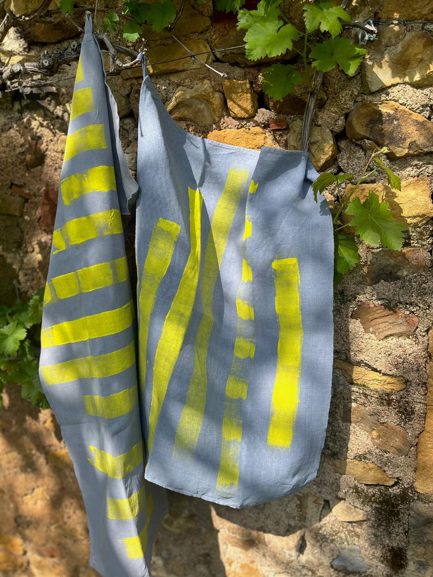 Torchon artisanal en lin gris avec peinture jaune, accessoire original pour déco cuisine