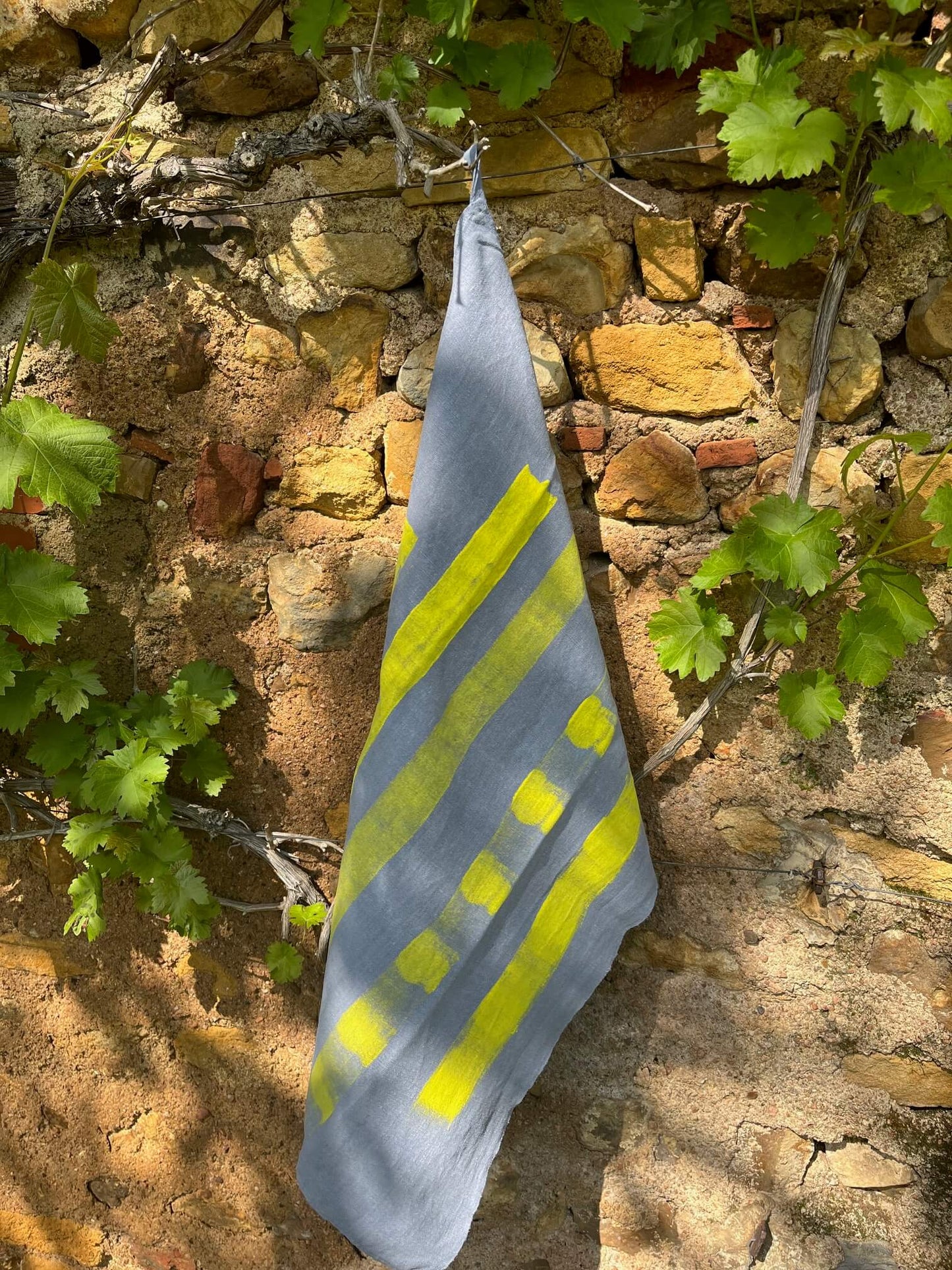 Torchon ancien en lin gris peint à la main en jaune, linge de cuisine vintage éco-responsable
