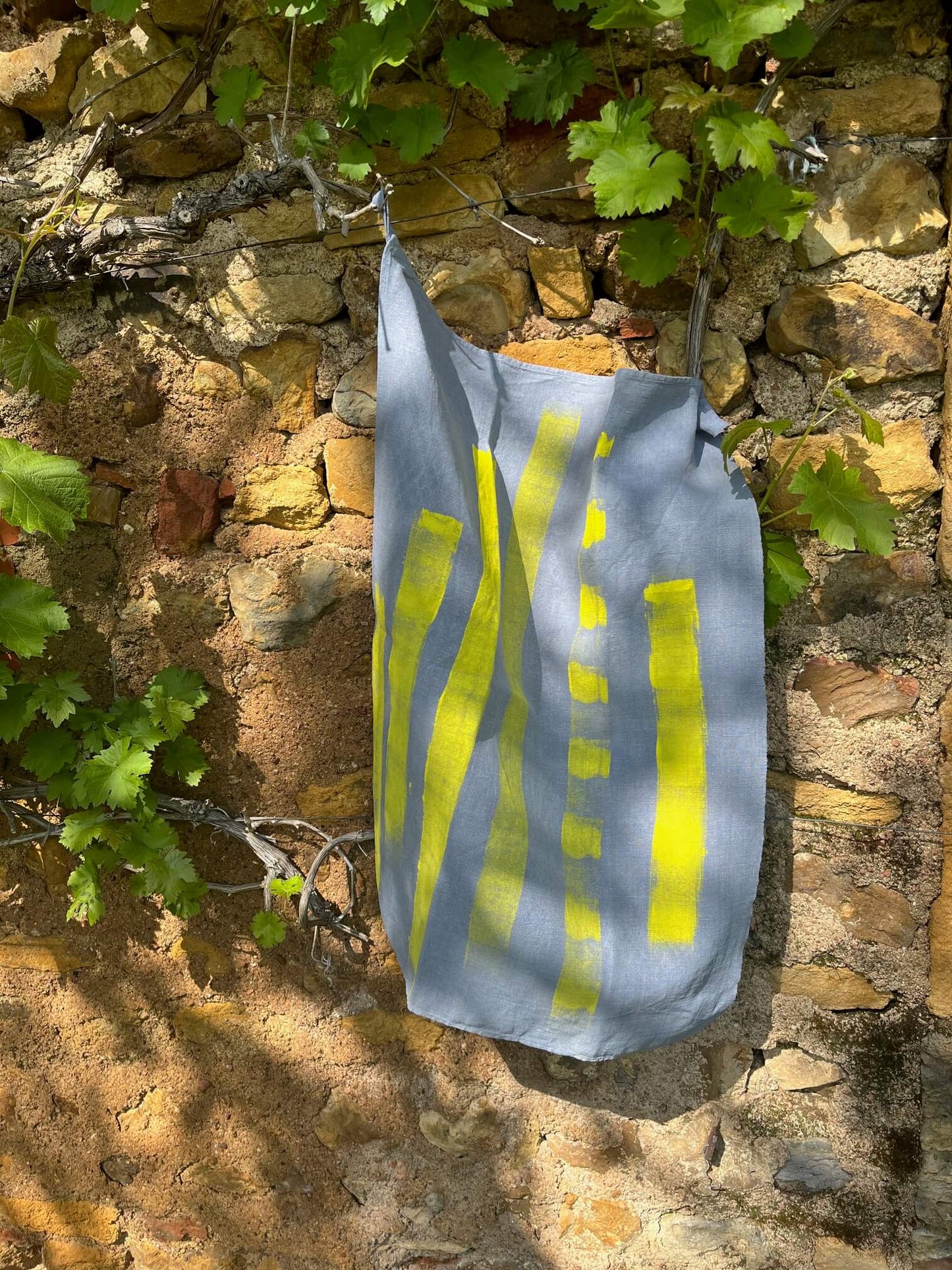 Torchon vintage gris en lin ancien, décoré de peinture jaune artisanale, pièce unique
