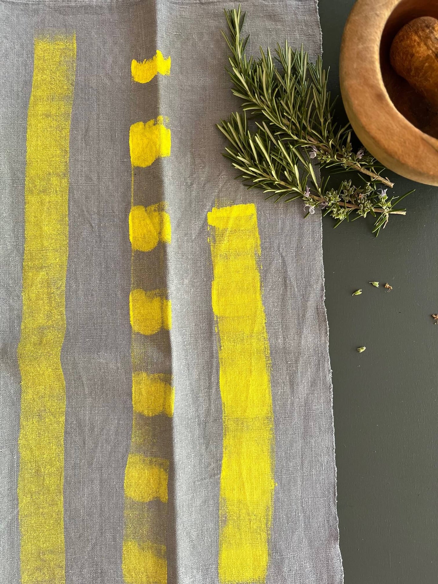 Torchon en lin revalorisé, teint en gris et peint main en jaune, déco maison éco-responsable