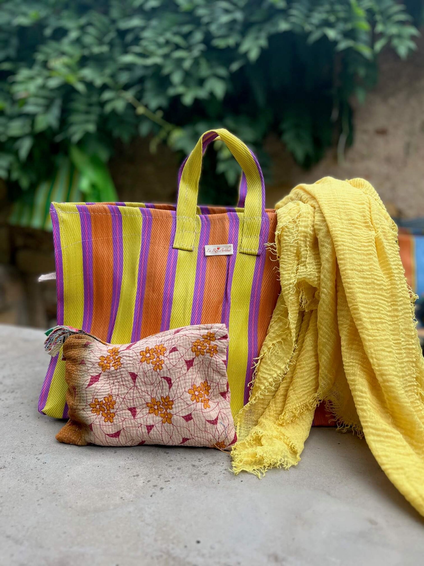 Trio Soleil d'Été composé d'un cabas artisanal rayé jaune et violet, d'une étole jaune safran et d'une pochette kantha fleurie – Le Roi Arthur Boutique