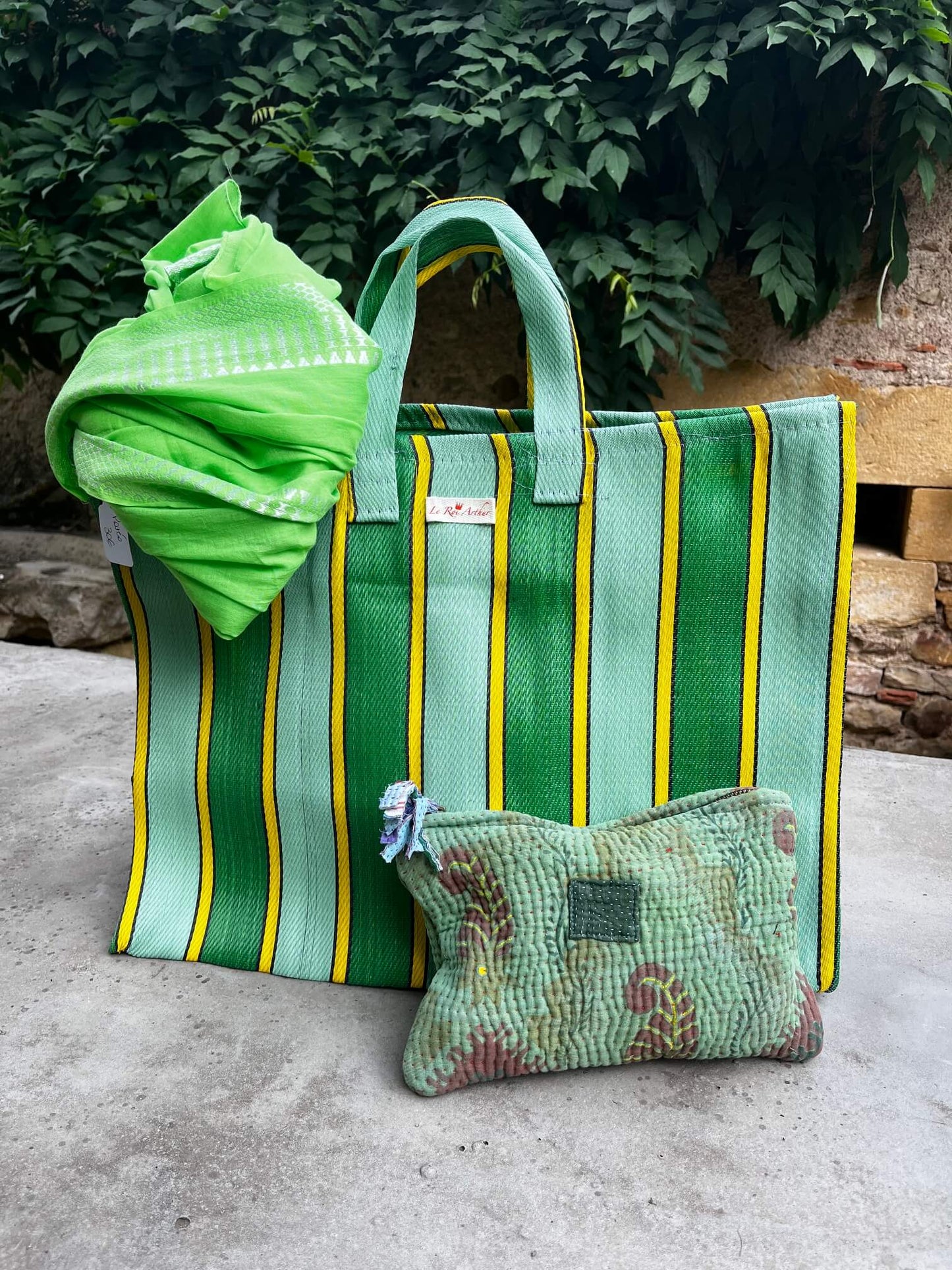 Trio Vert Jardin avec cabas rayé vert, étole verte et pochette kantha artisanale
