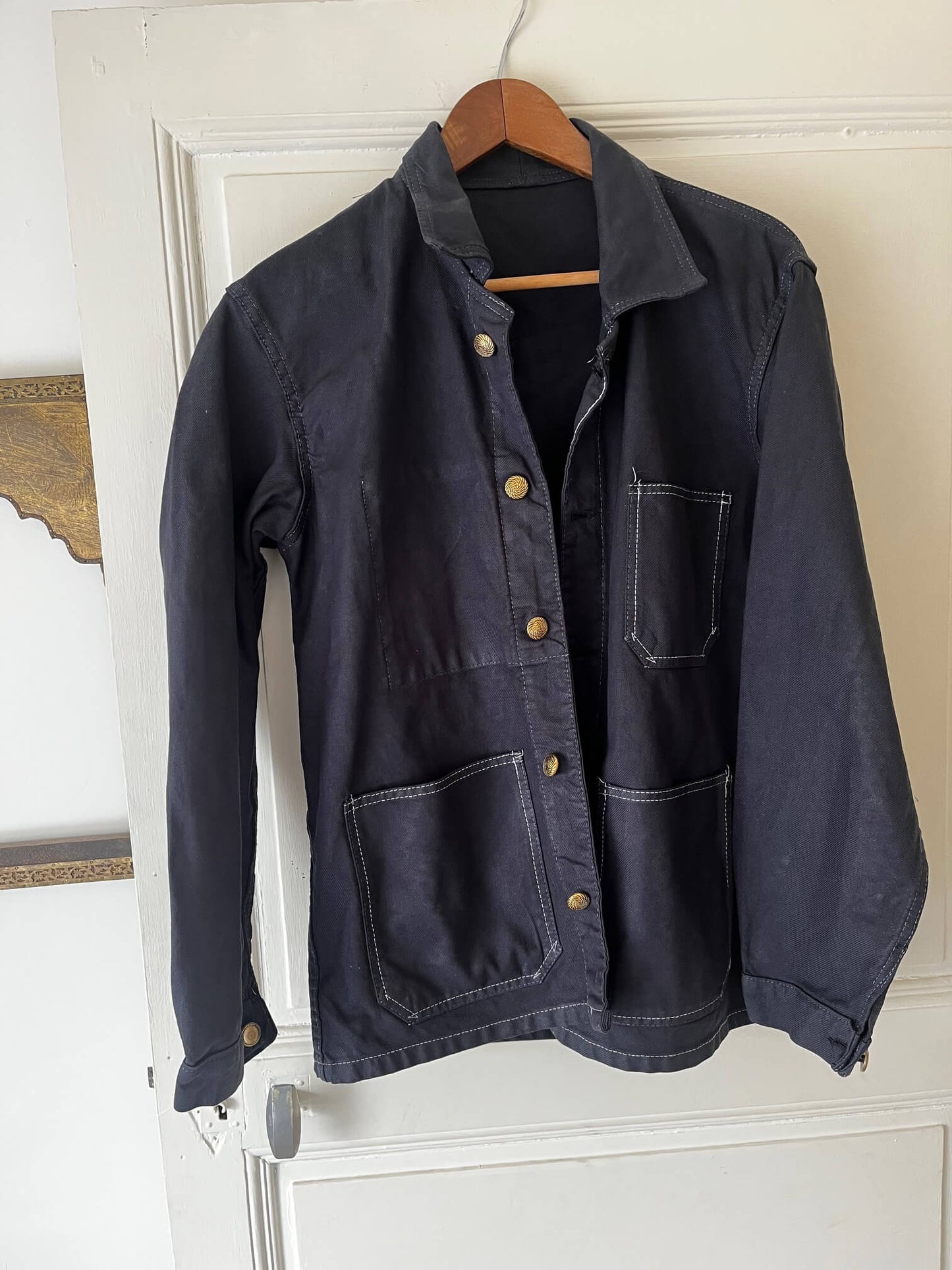 Veste en bleu de travail teintée à la main portée, vue de face