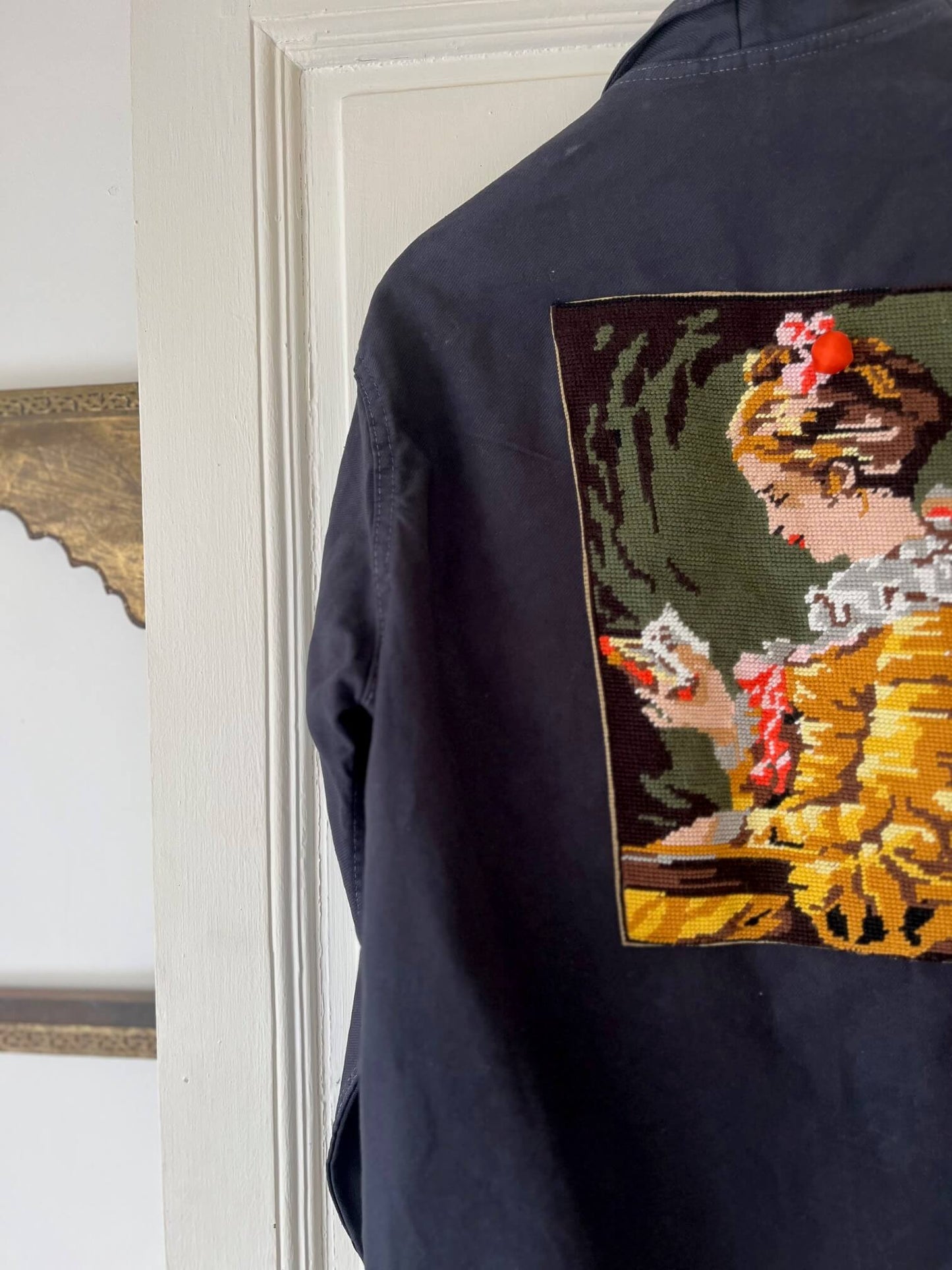 Détail du dos de la veste avec toile ancienne brodée cousue à la main