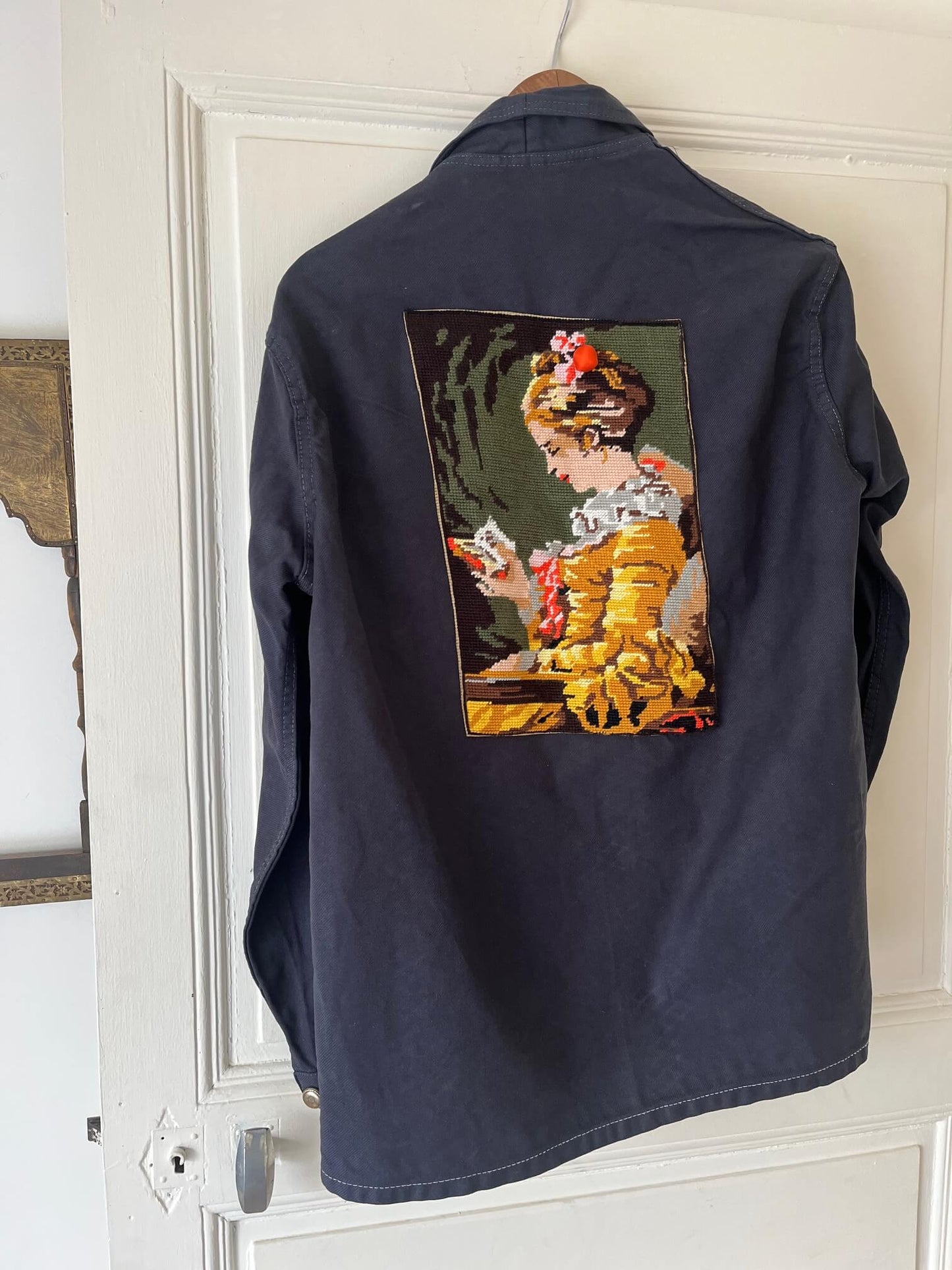 Veste unique portée dans un style décontracté, en extérieur