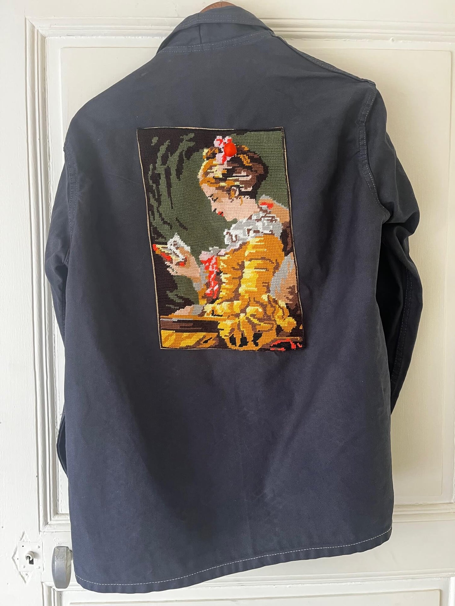 Mise en scène de la veste dans l’univers de la boutique Le Roi Arthur