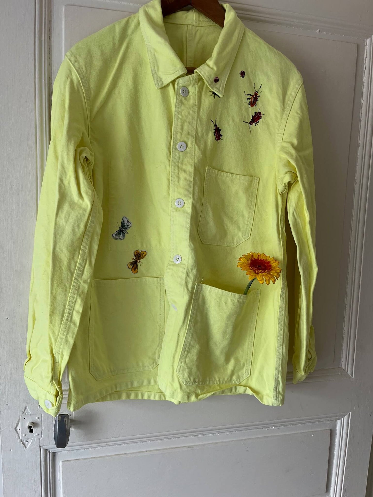 Veste printanière jaune citron en coton avec peinture artisanale d’insectes