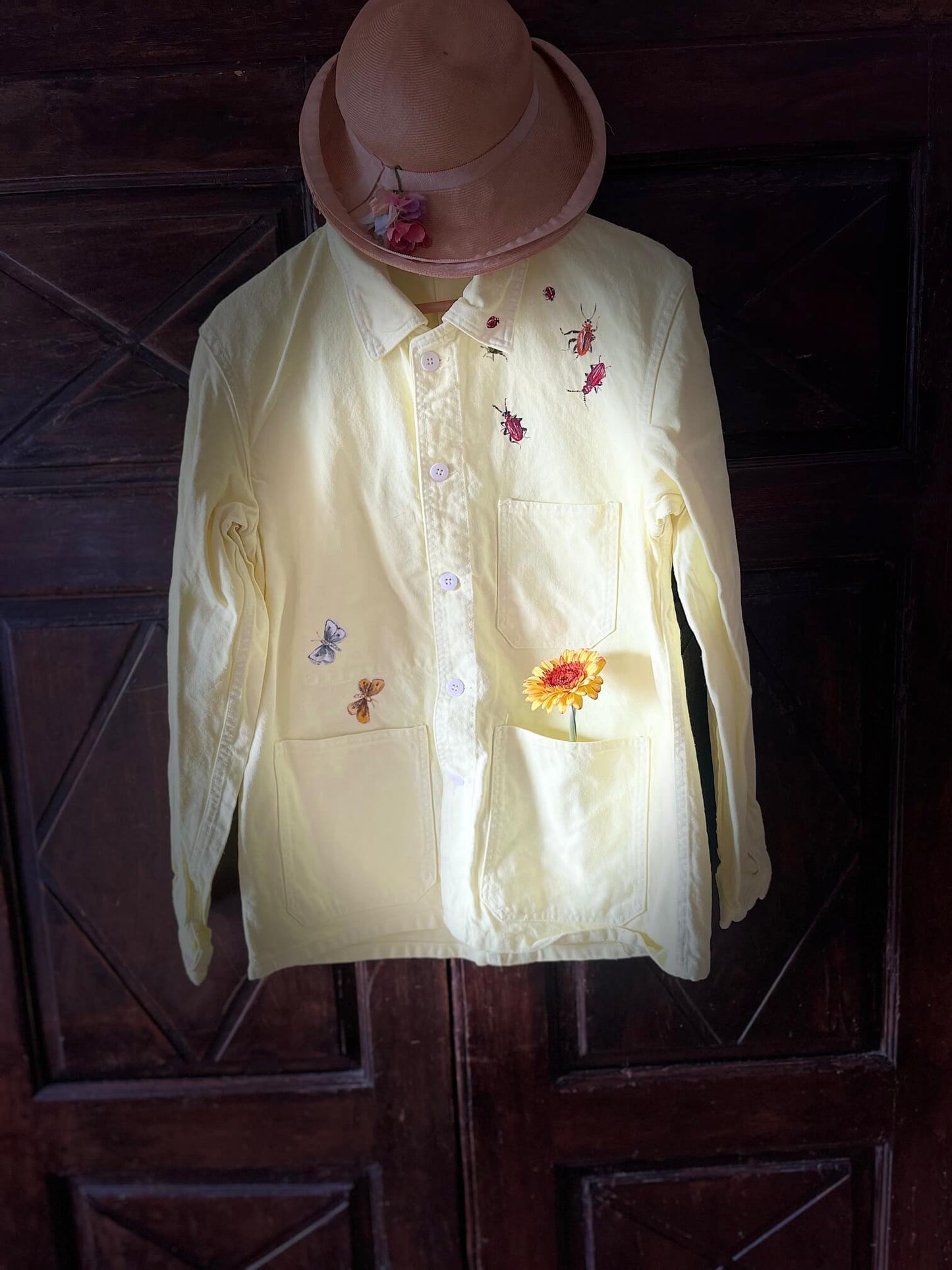 Veste de travail jaune citron avec insectes peints à la main, papillons et coccinelles – taille M, création unique