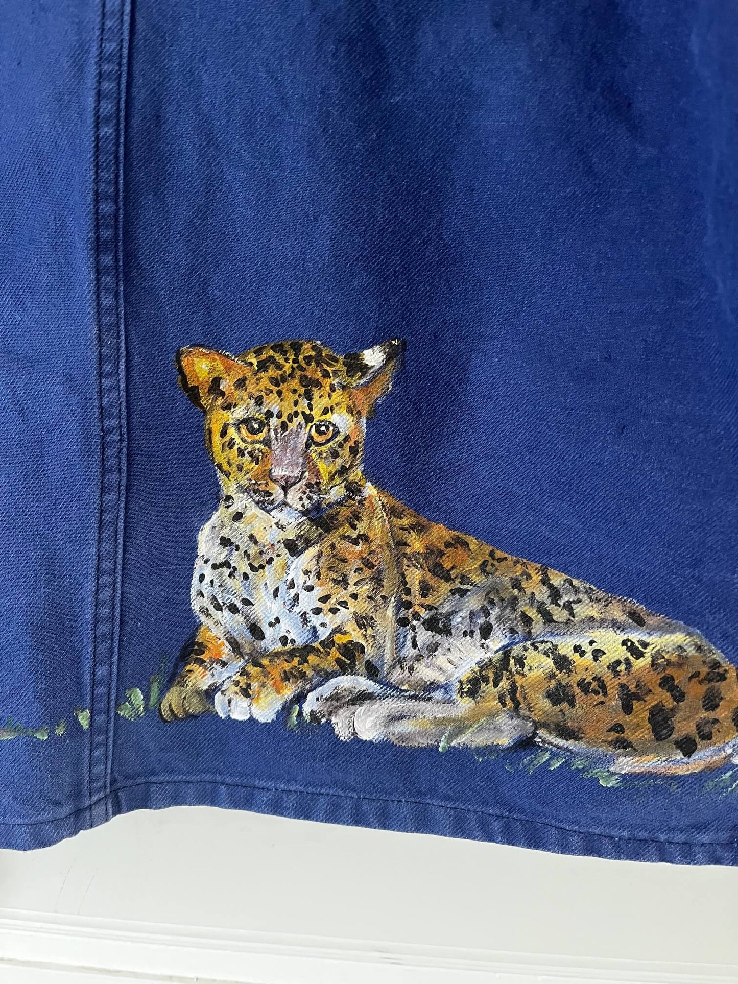 Veste d’ouvrier vintage peinte à la main en France avec motif léopard, mode upcyclée