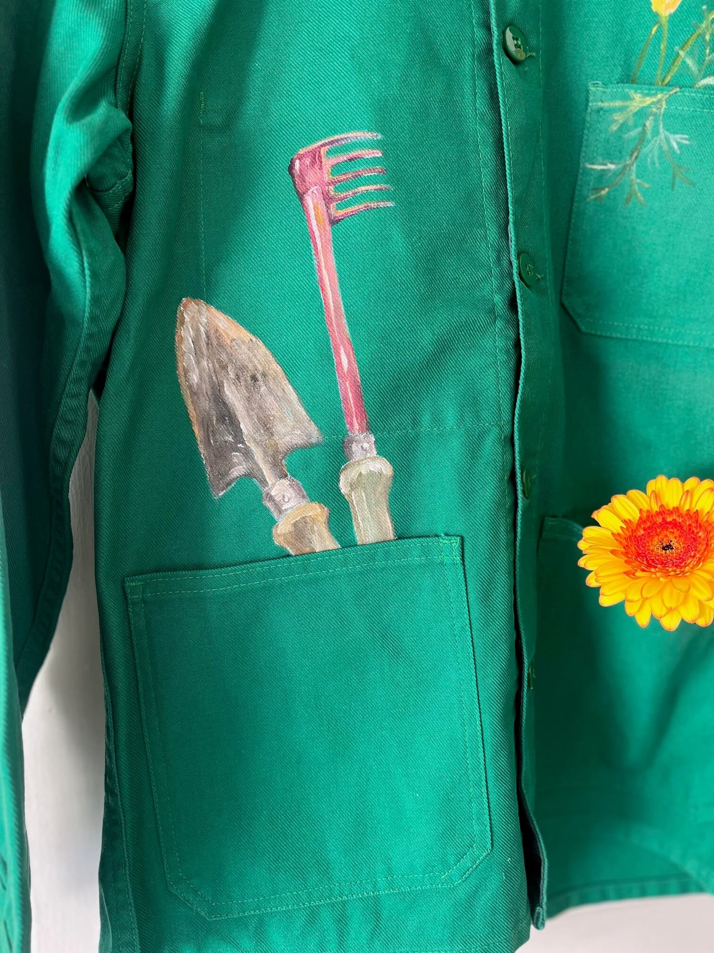 Veste de créateur en coton vert, peinte à la main avec des fleurs délicates et outils de jardin – création unique et printanière