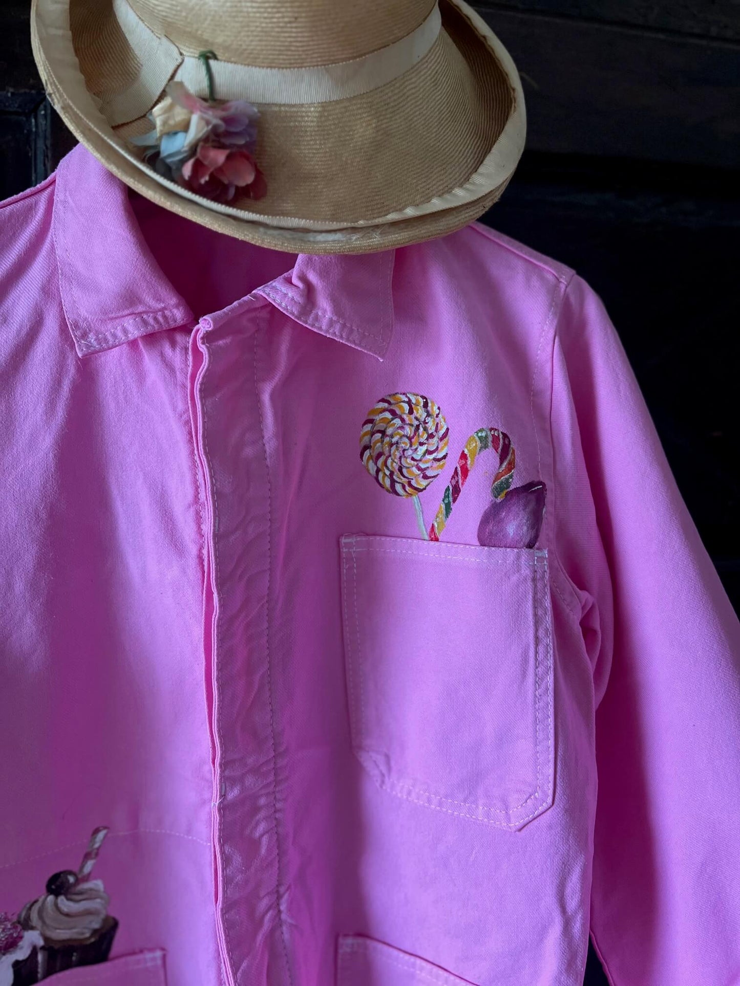 Veste rose en coton peinte à la main avec motifs sucette, bonbon et cœur – pièce unique artisanale