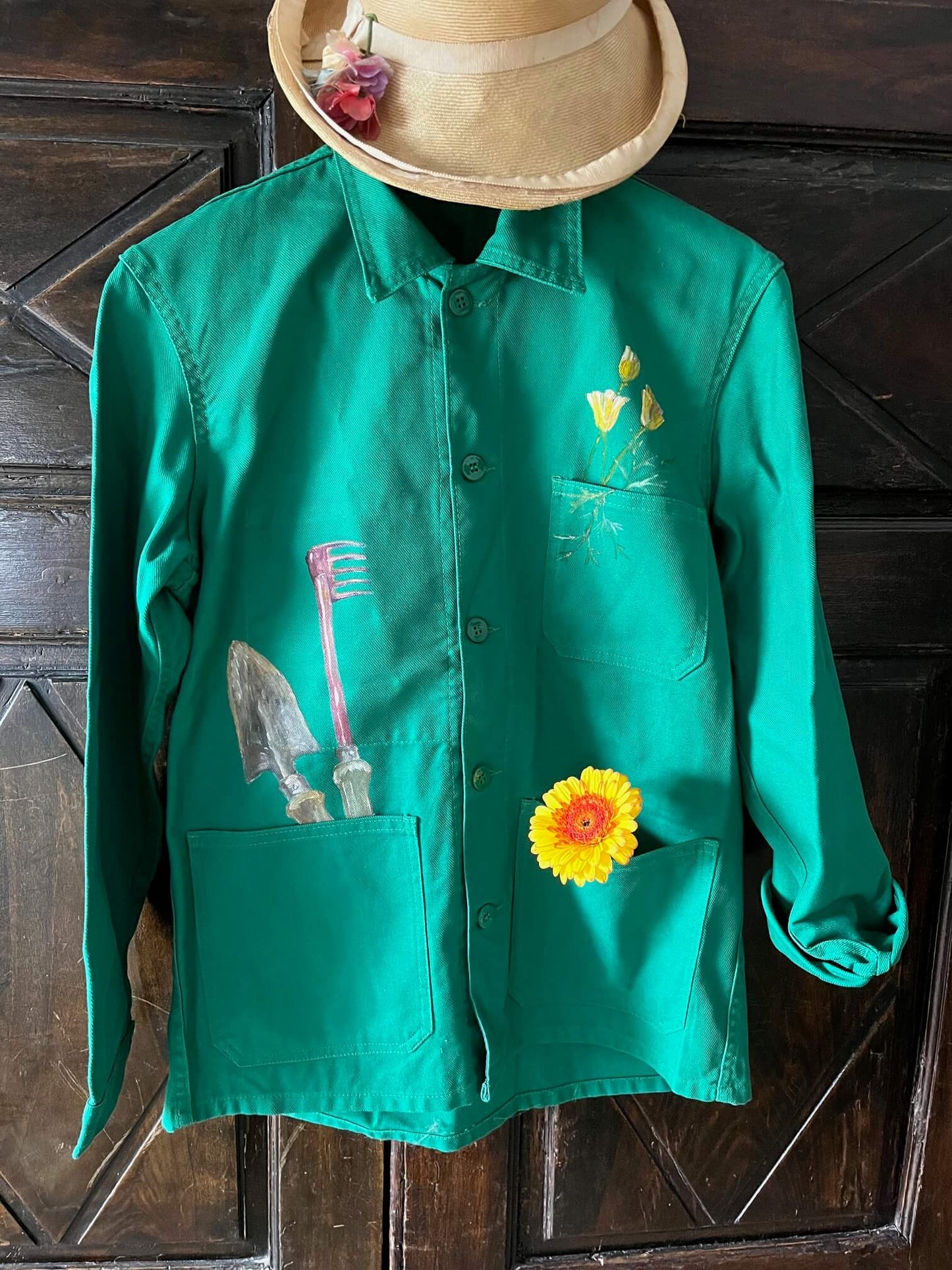 Veste de travail verte en coton peinte à la main avec outils de jardinage et fleurs jaunes – pièce unique taille M